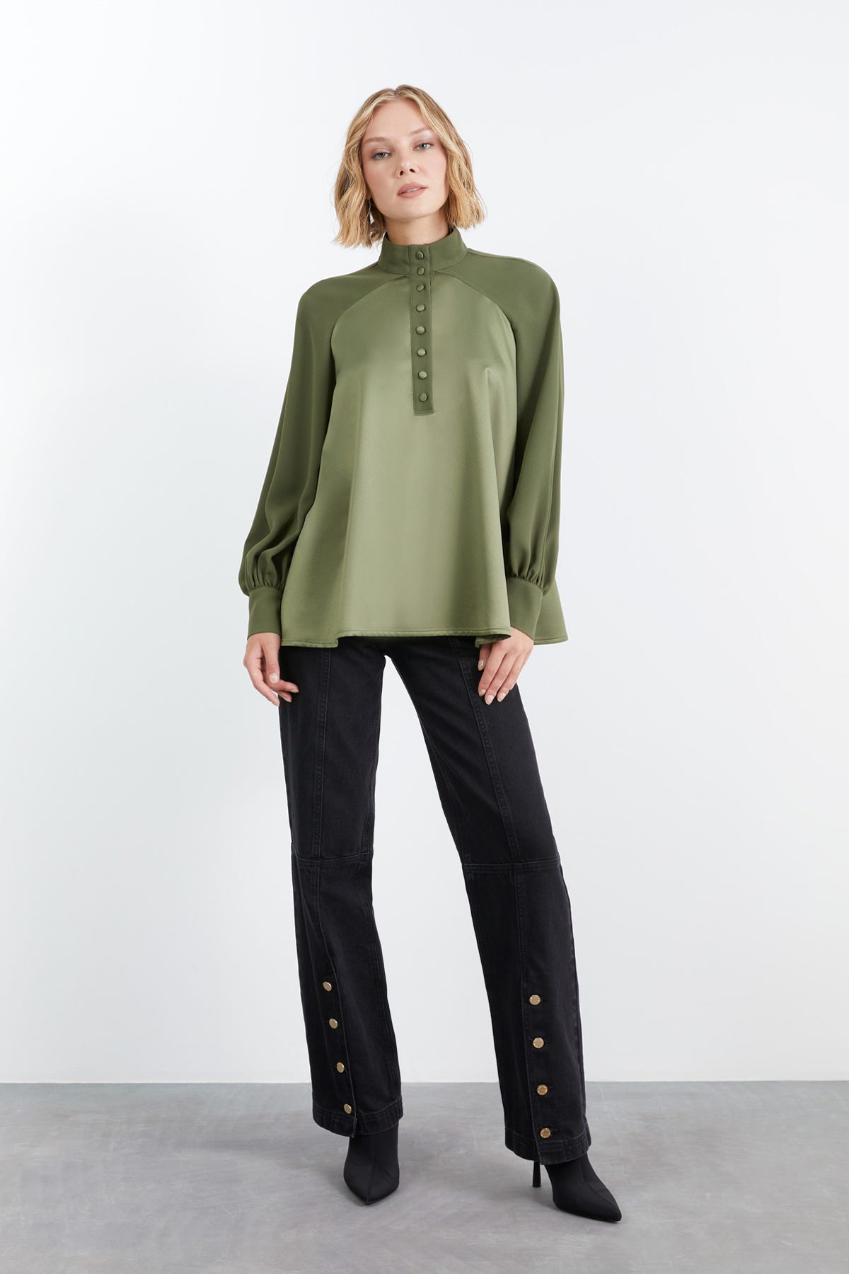 Reglan Kollu Volanlı Kontrast Kumaş Detaylı Bluz