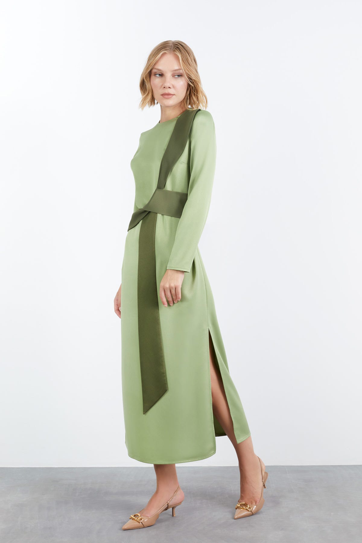 Kontrast Renkli Yandan Yırtmaçlı Midi Boy Elbise