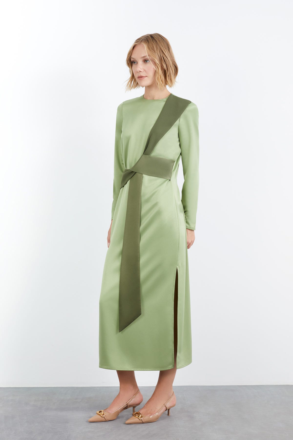 Kontrast Renkli Yandan Yırtmaçlı Midi Boy Elbise