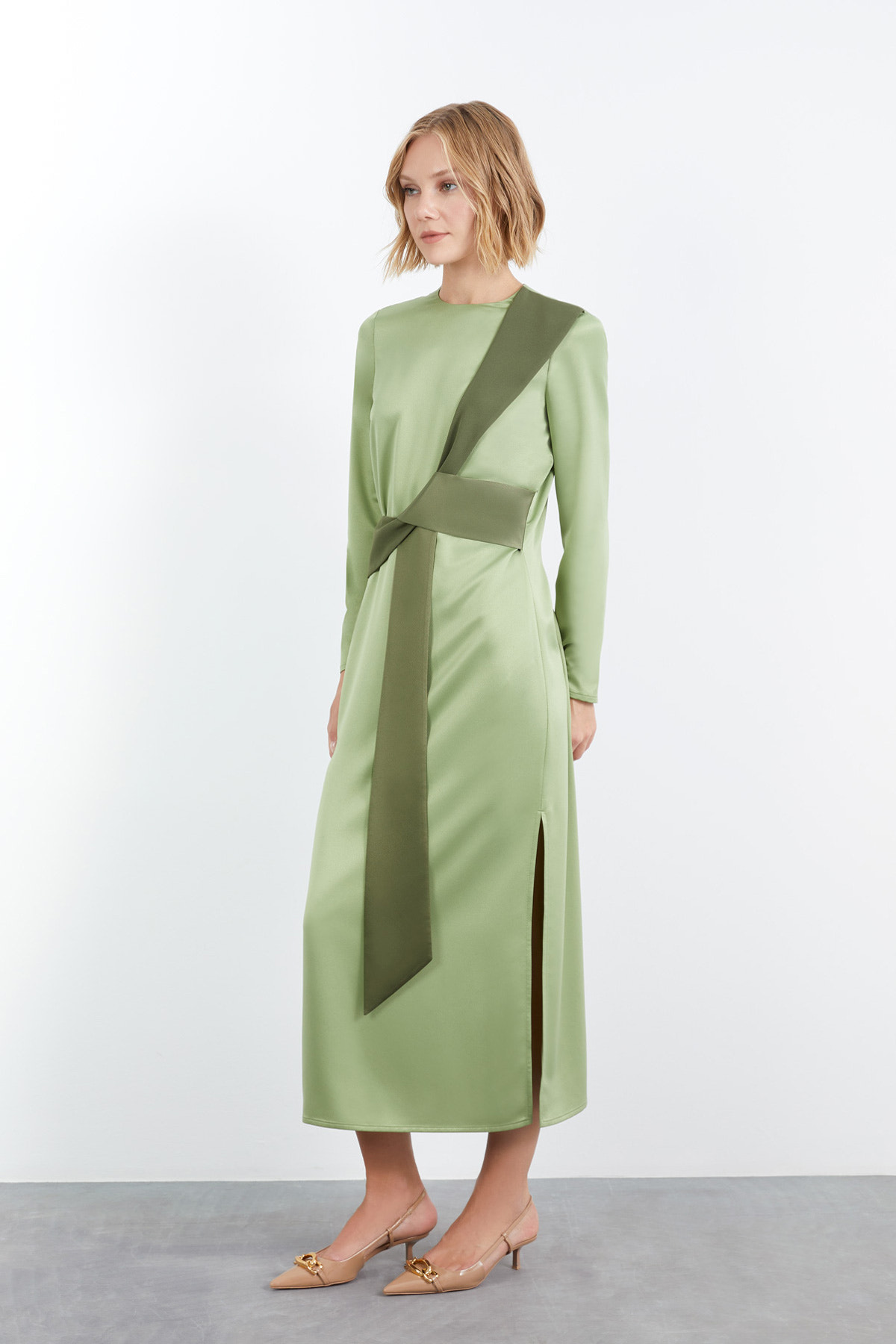 Kontrast Renkli Yandan Yırtmaçlı Midi Boy Elbise