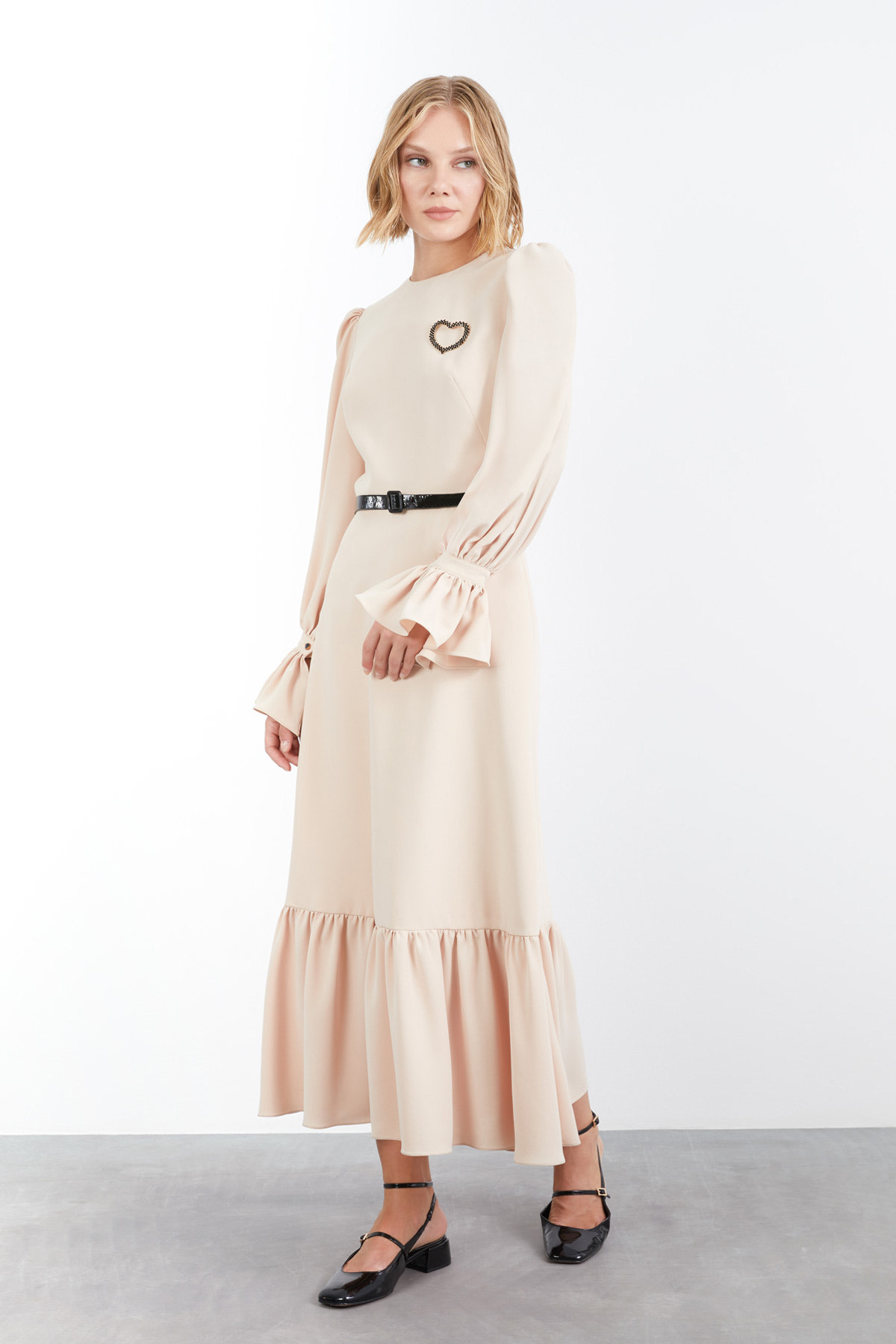 Kemer Ve Broş Detaylı Maxi Boy Elbise