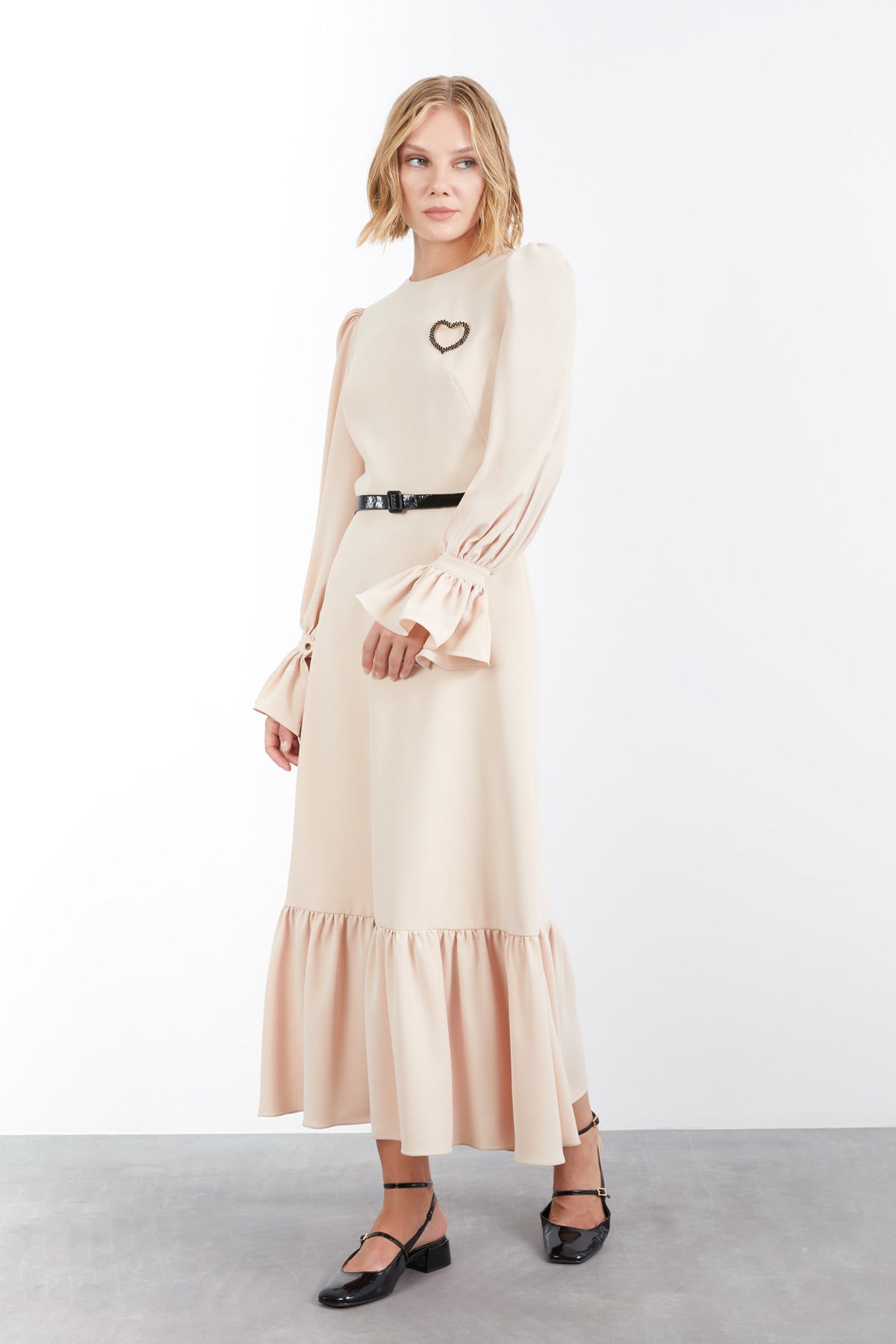 Kemer Ve Broş Detaylı Midi Boy Elbise