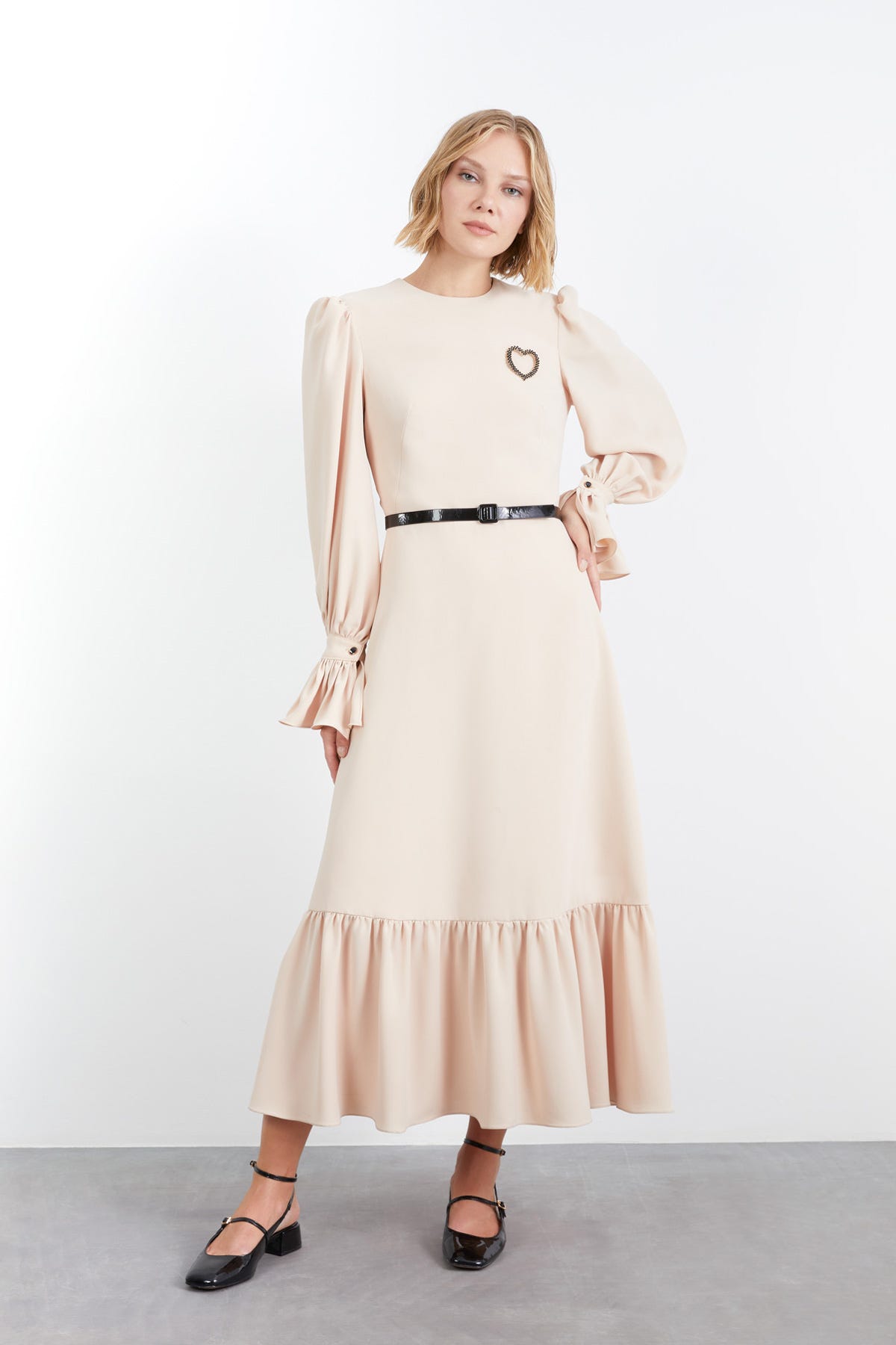 Kemer Ve Broş Detaylı Maxi Boy Elbise