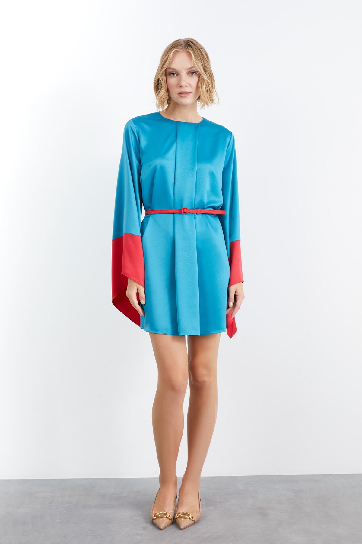 Geniş Kollu Kontrast Renkli Kısa Elbise