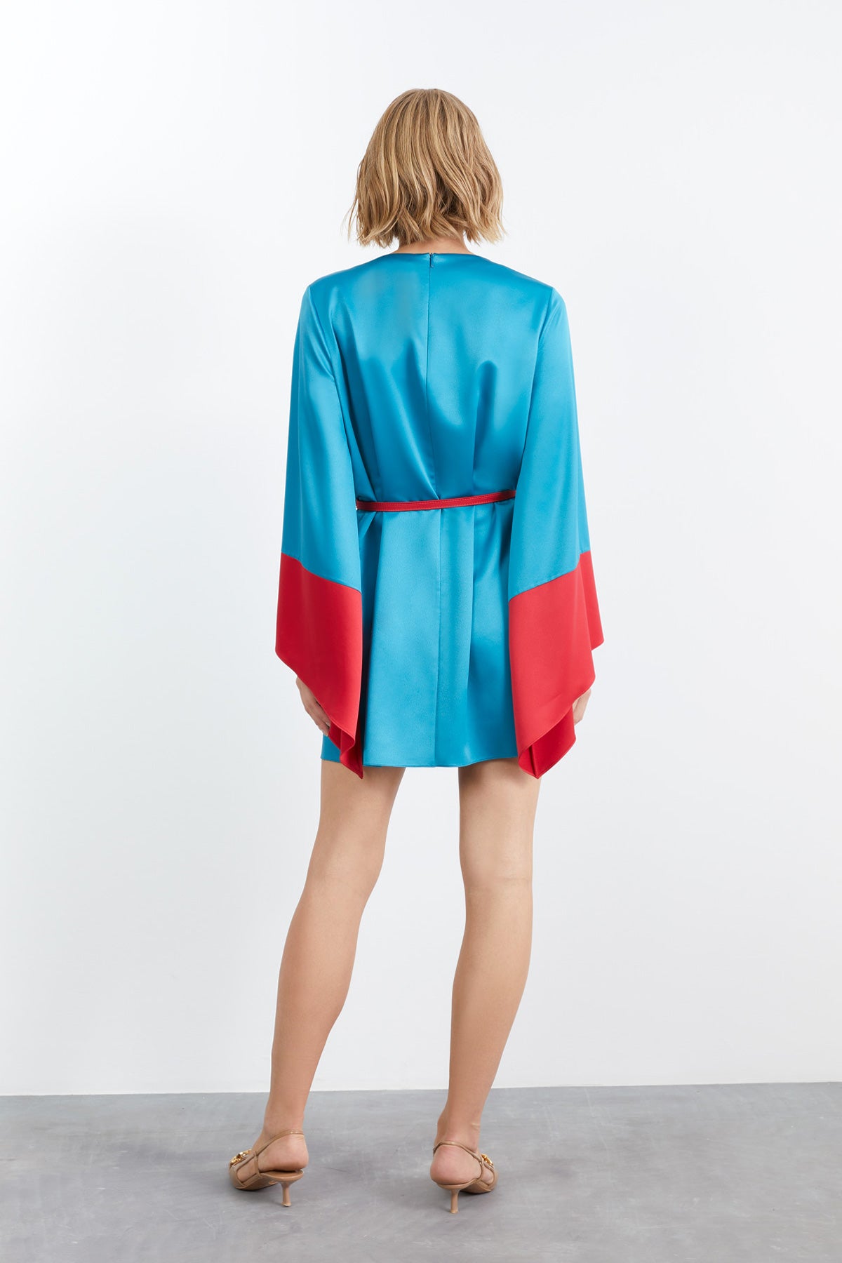 Geniş Kollu Kontrast Renkli Kısa Elbise