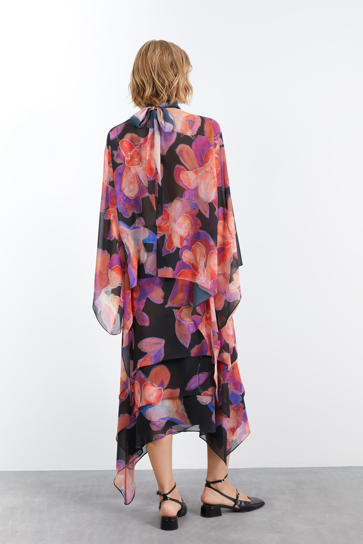 Büyük Çiçek Desenli Bağlamalı Asimetrik Kesim Şifon Bluz