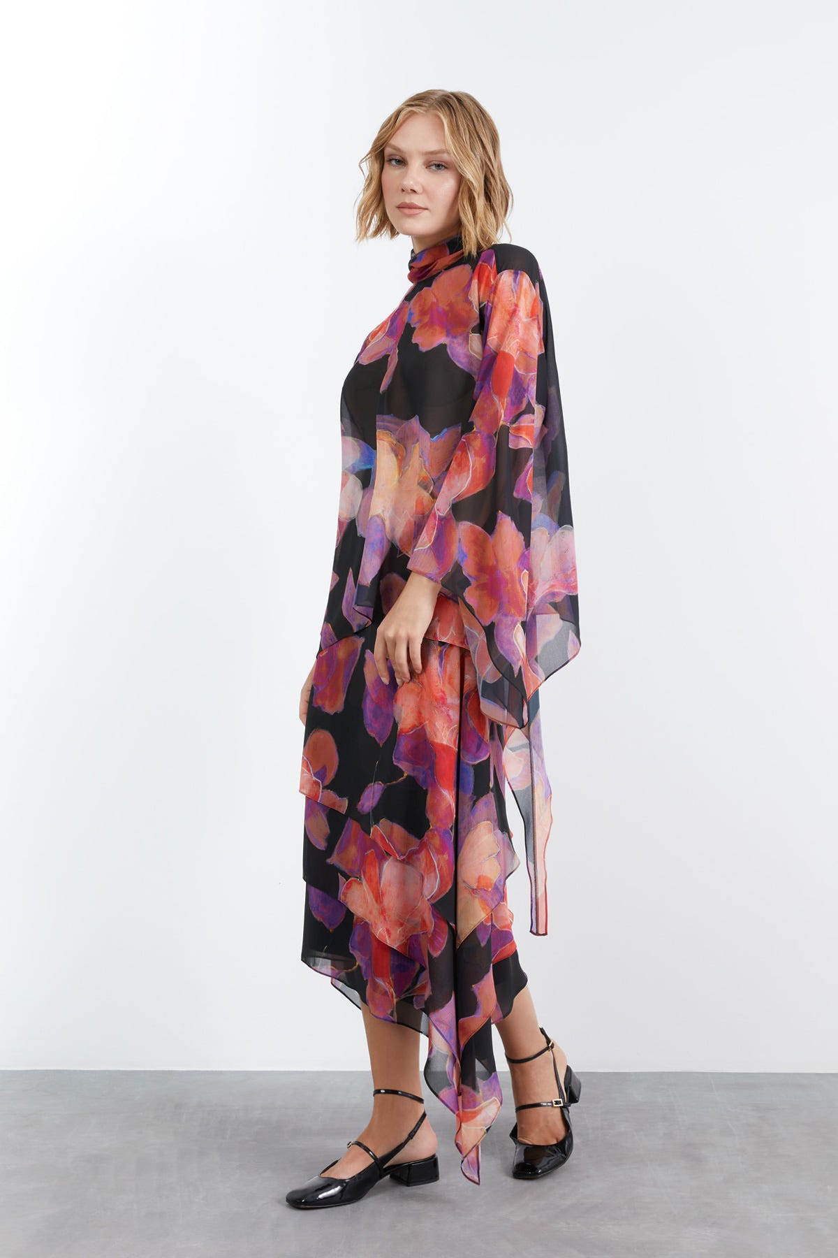 Büyük Çiçek Desenli Bağlamalı Asimetrik Kesim Şifon Bluz