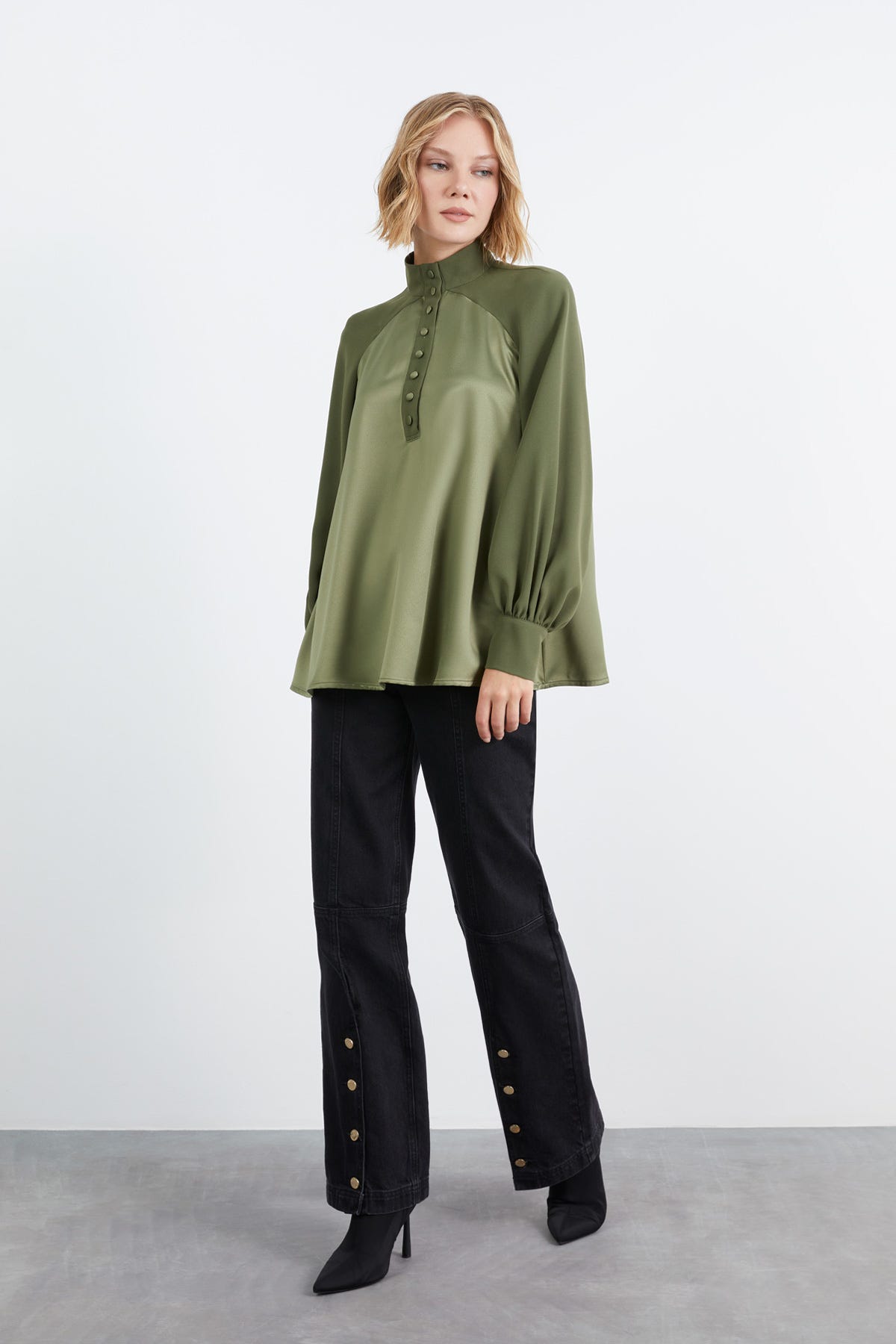 Reglan Kollu Volanlı Kontrast Kumaş Detaylı Bluz