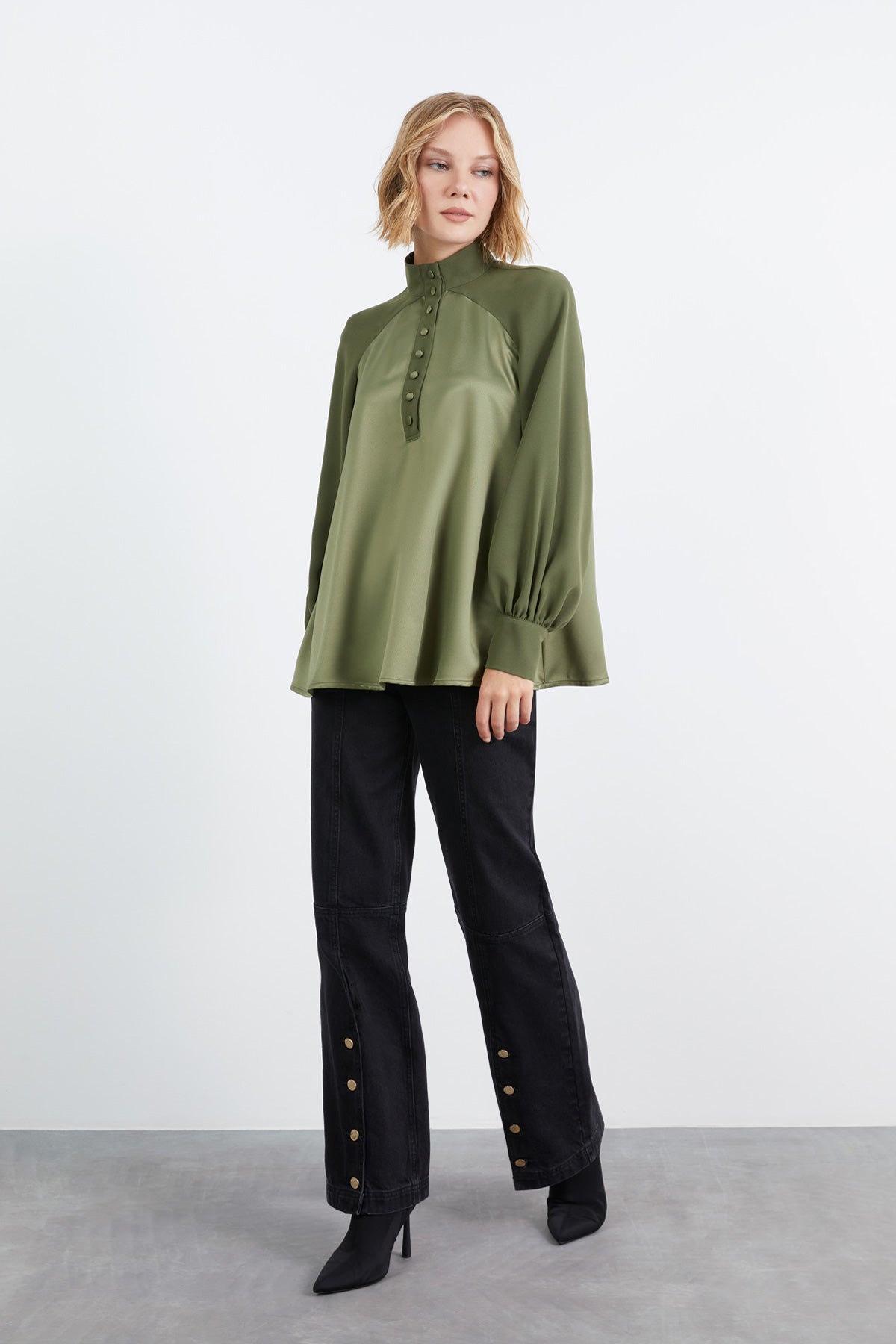 Reglan Kollu Volanlı Kontrast Kumaş Detaylı Bluz