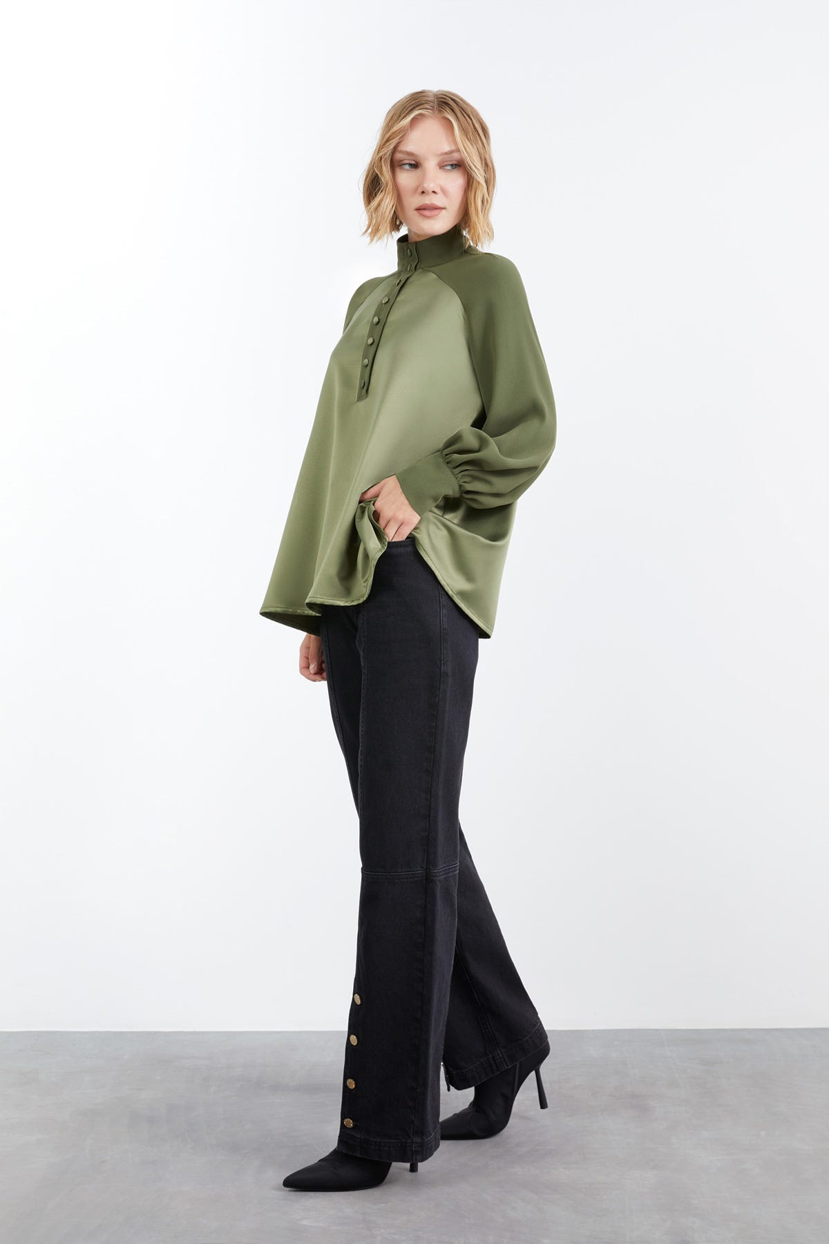 Reglan Kollu Volanlı Kontrast Kumaş Detaylı Bluz