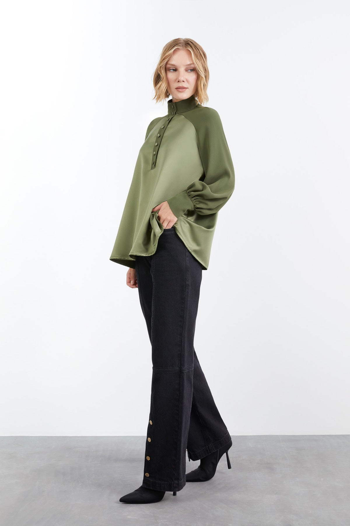 Reglan Kollu Volanlı Kontrast Kumaş Detaylı Bluz