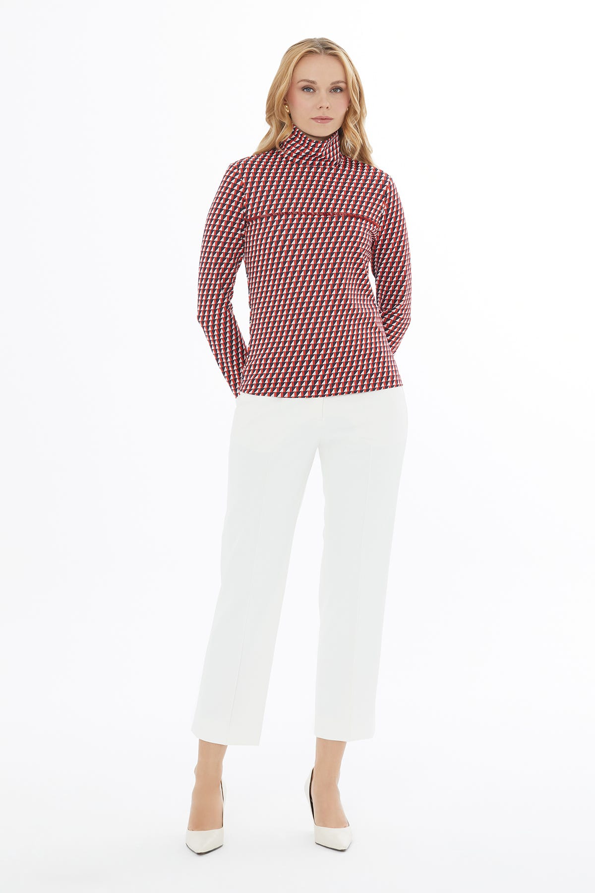 Boğazlı Göğüs Kısmı Boncuk İşlemeli Örme Kazak