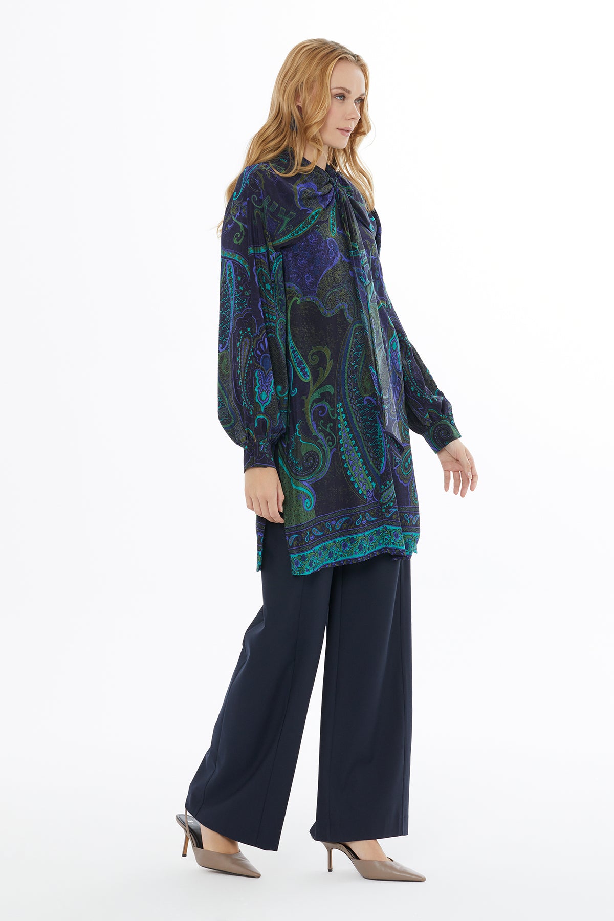 Yakadan Bağlamalı Uzun Kollu Desenli Bluz