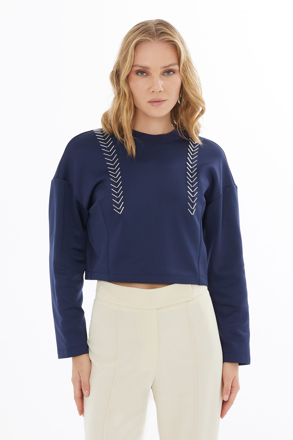 Yuvarlak Yaka Ön Beden Boncuk Detaylı Crop Bluz