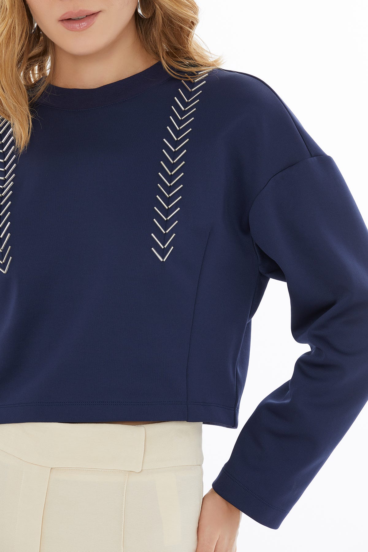 Yuvarlak Yaka Ön Beden Boncuk Detaylı Crop Bluz