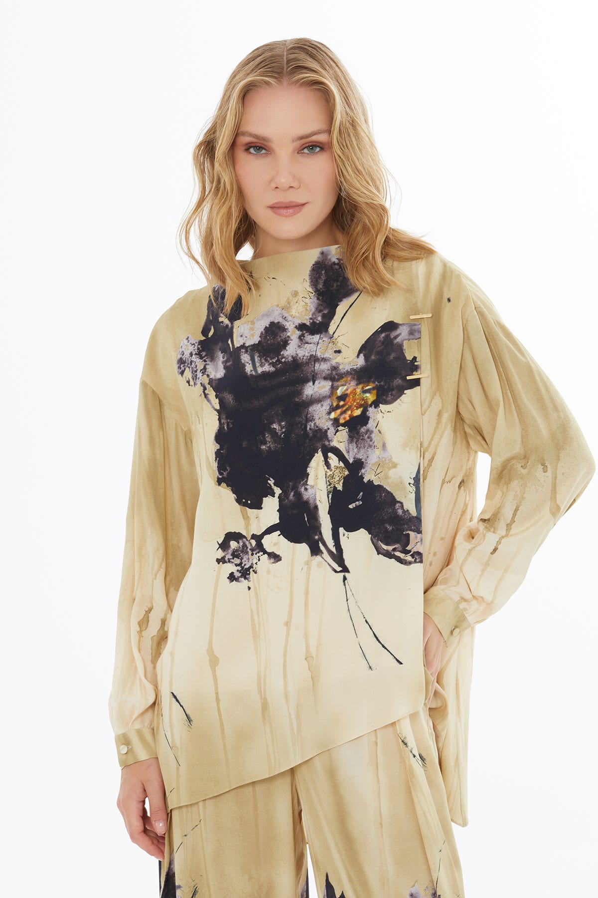 Kayık Yakalı Aksesuar Detaylı Desenli Viskon Bluz