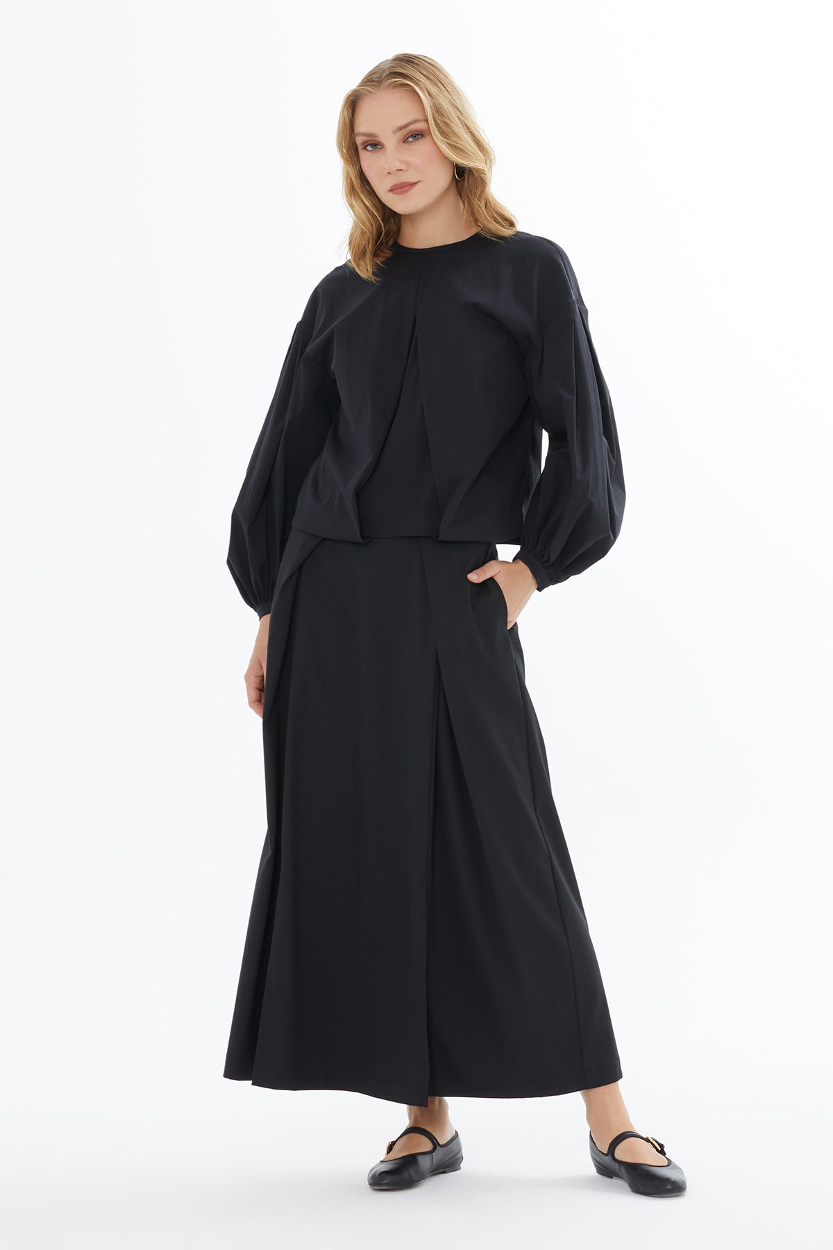 Boğazlı Göğsü Boncuk İşlemeli Desenli Örme Bluz