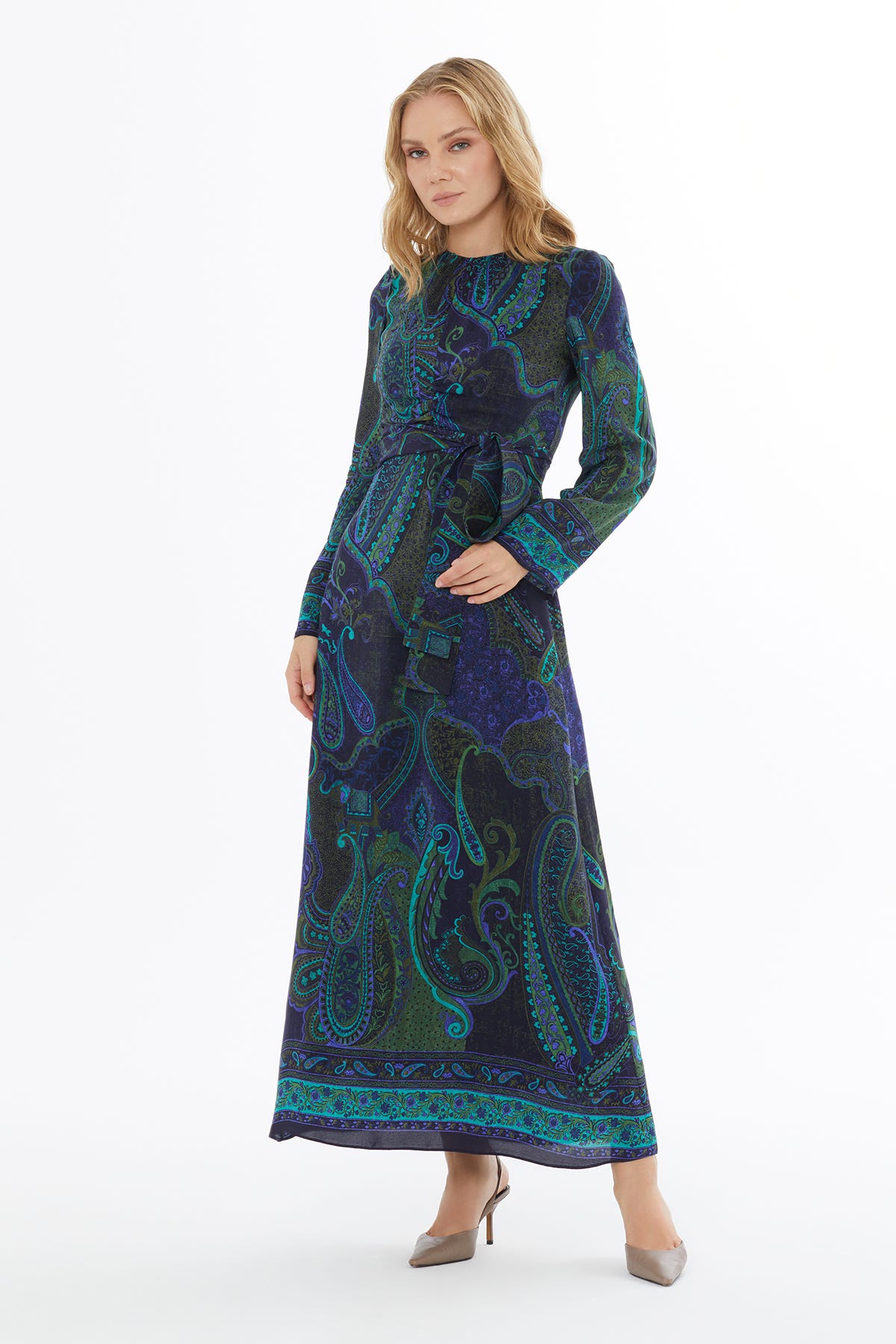 Fermuar Kapamalı Beli Büzgülü Kemer Aksesuarlı Uzun Elbise