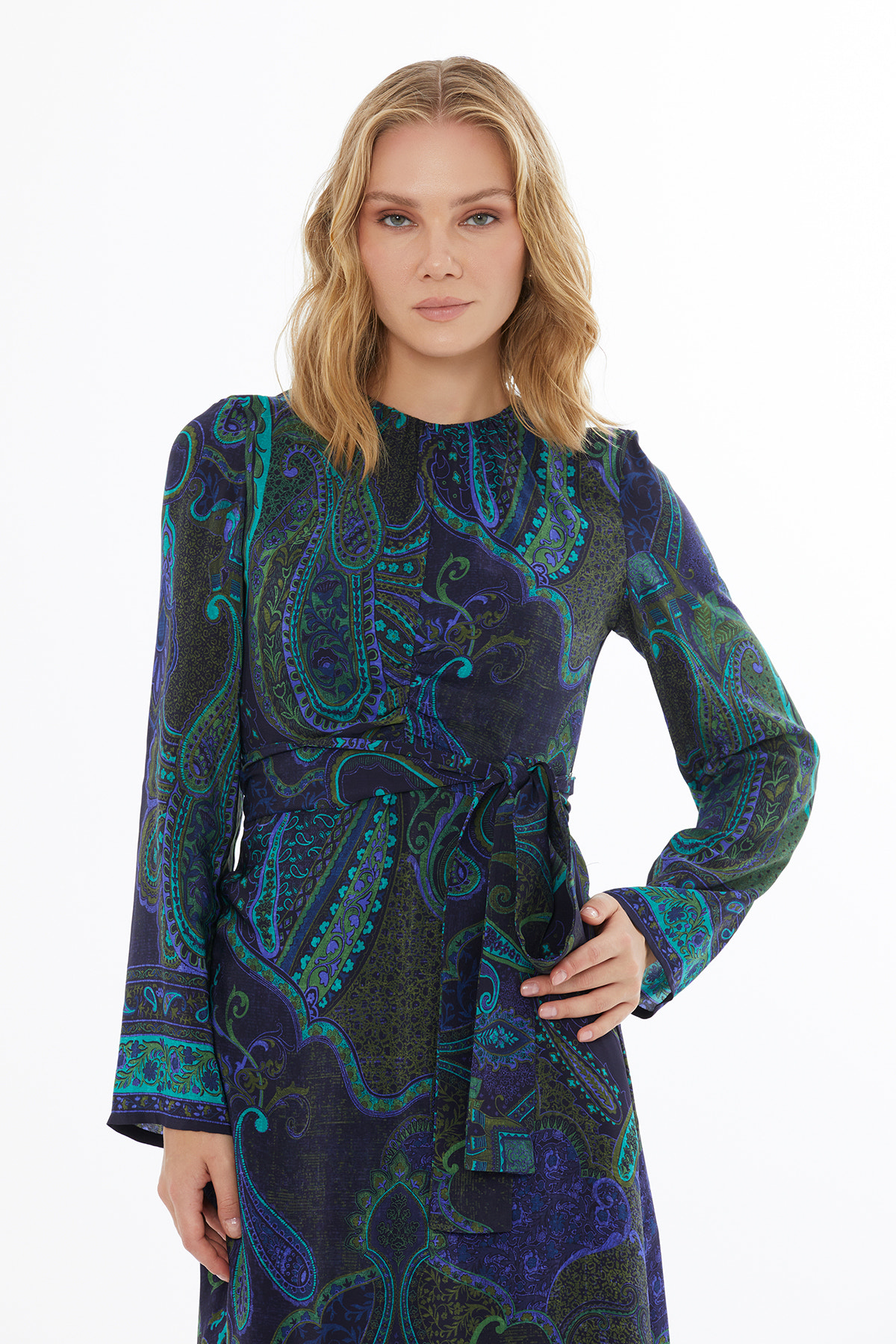 Fermuar Kapamalı Beli Büzgülü Kemer Aksesuarlı Uzun Elbise