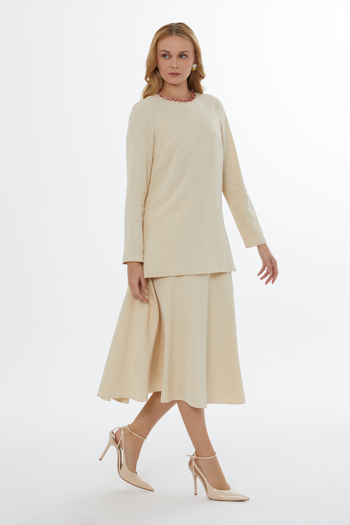 Yandan Yırtmaç Ve Yakada Boncuk Detaylı Bluz