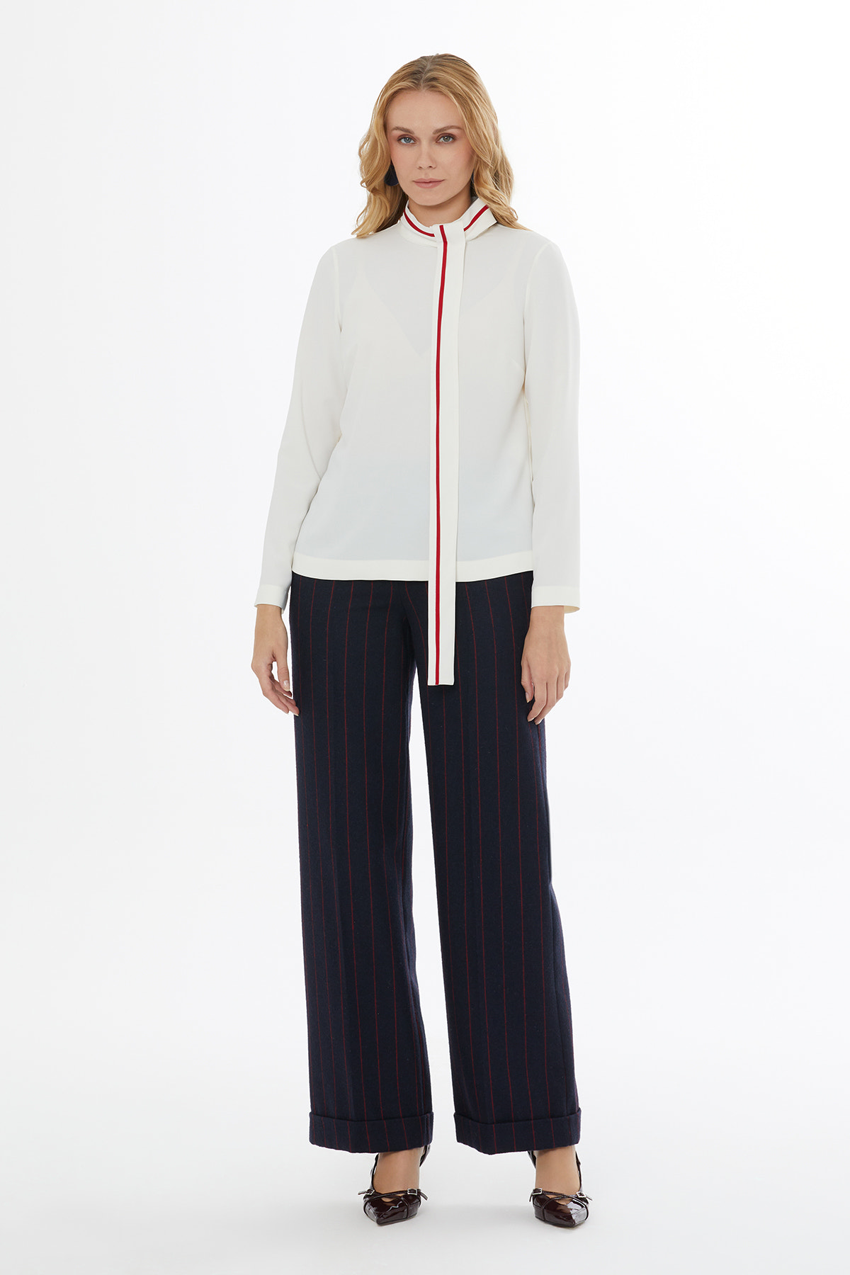 Dik Yakalı Kuşak Detaylı Arkadan Kapalı Gömlek