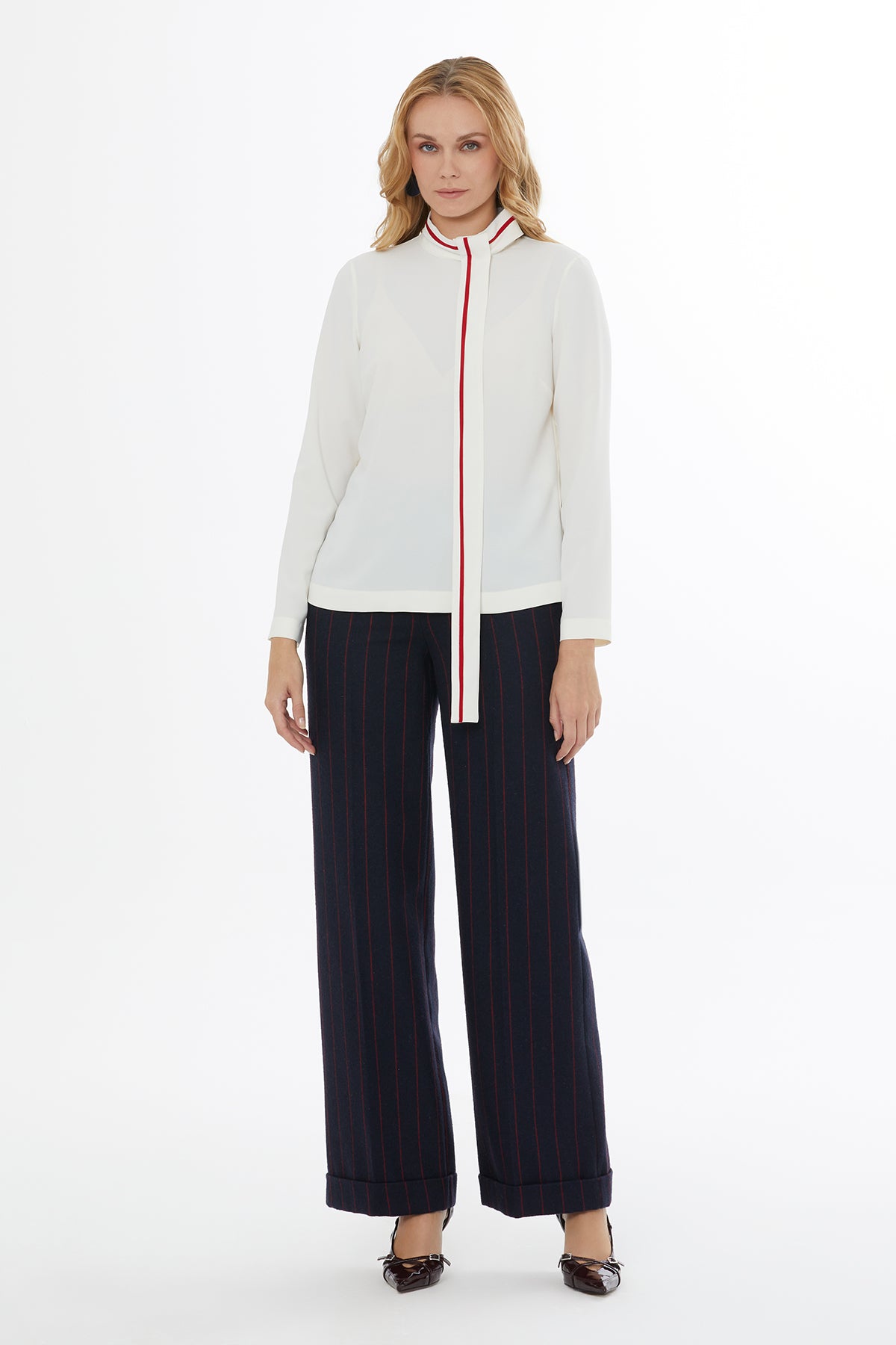 Dik Yakalı Kuşak Detaylı Arkadan Kapalı Gömlek