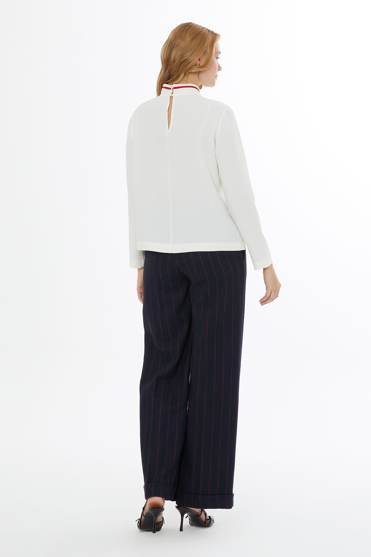 Dik Yakalı Kuşak Detaylı Arkadan Kapalı Gömlek