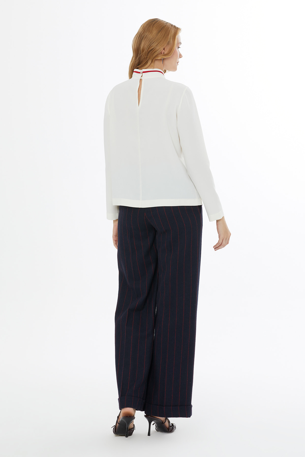 Dik Yakalı Kuşak Detaylı Arkadan Kapalı Gömlek