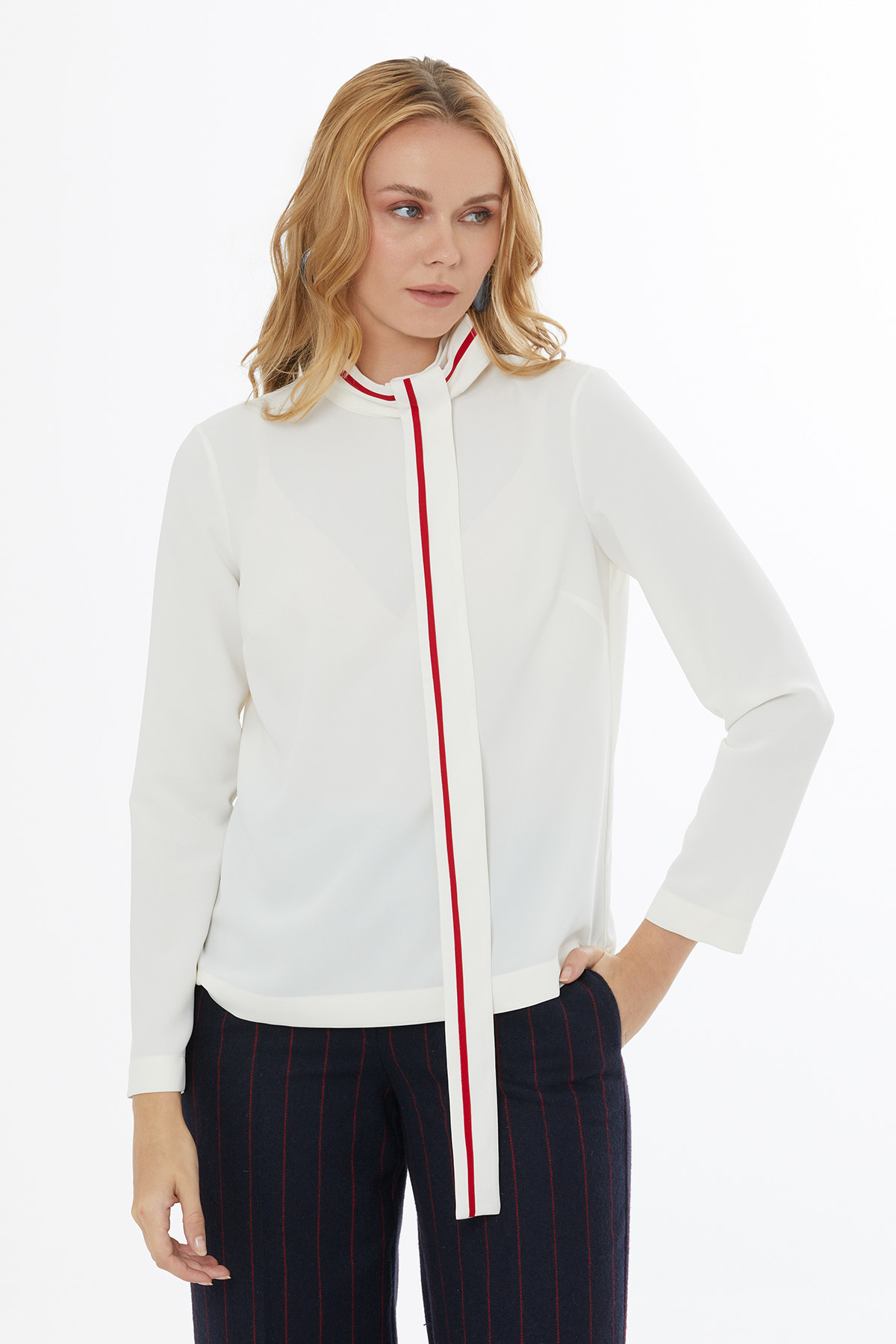 Dik Yakalı Kuşak Detaylı Arkadan Kapalı Gömlek