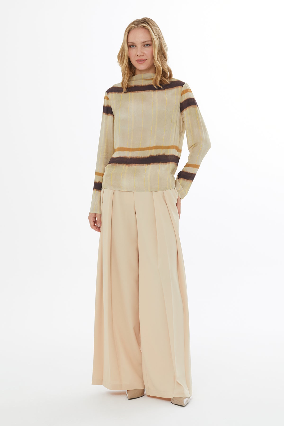 Arkadan Bağlamalı Bağuçları Boncuk İşlemeli Desenli Bluz