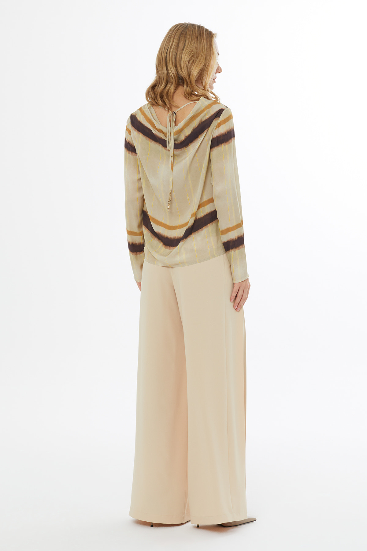 Arkadan Bağlamalı Bağuçları Boncuk İşlemeli Desenli Bluz