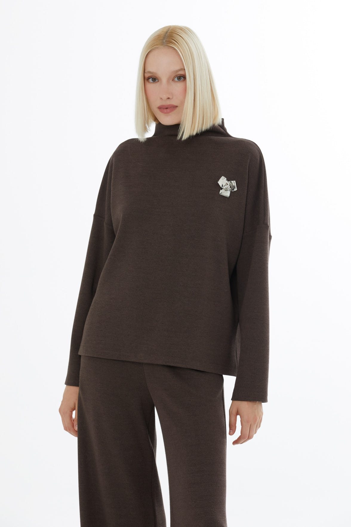 Broş Detaylı Beli Lastikli Eşofman Takımı