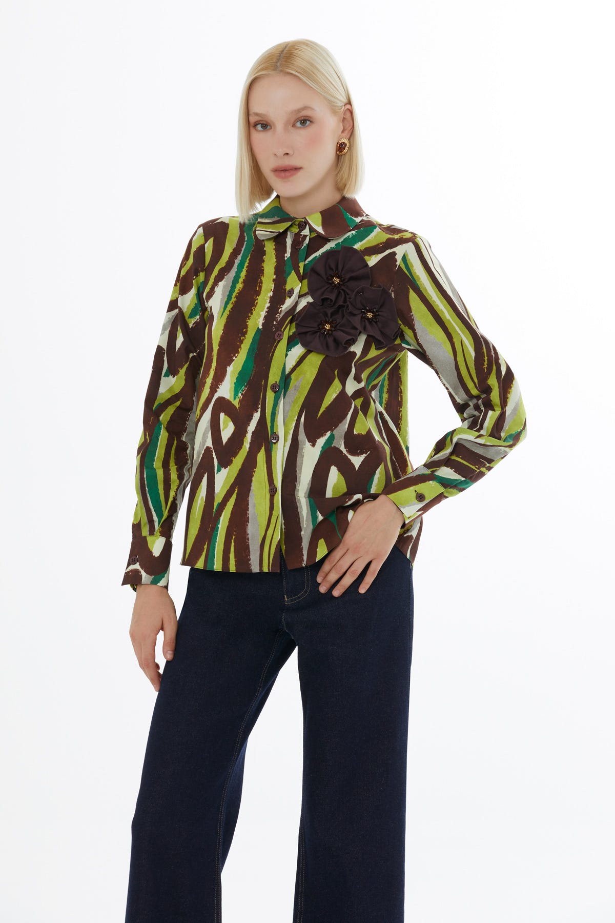 Desenli Çiçek Aksesuarlı Hakim Yaka Gömlek