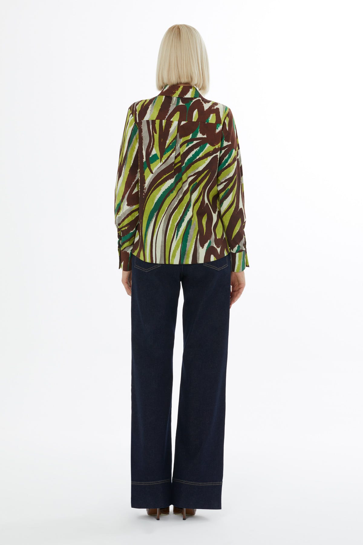 Desenli Çiçek Aksesuarlı Hakim Yaka Gömlek