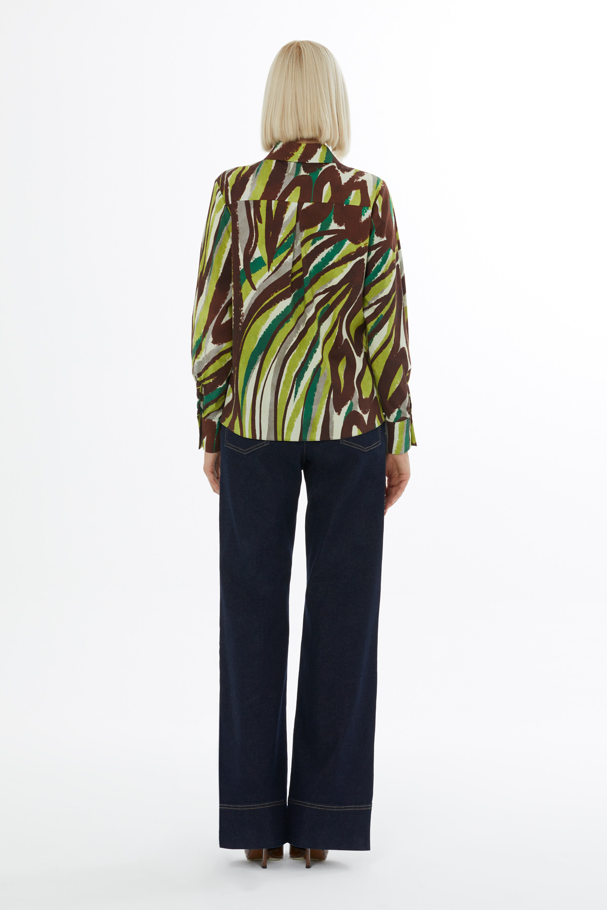 Desenli Çiçek Aksesuarlı Hakim Yaka Gömlek