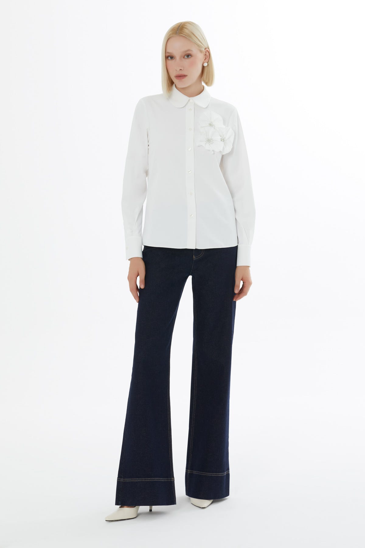 Gül Aksesuar Detaylı Düğme Kapamalı Gömlek