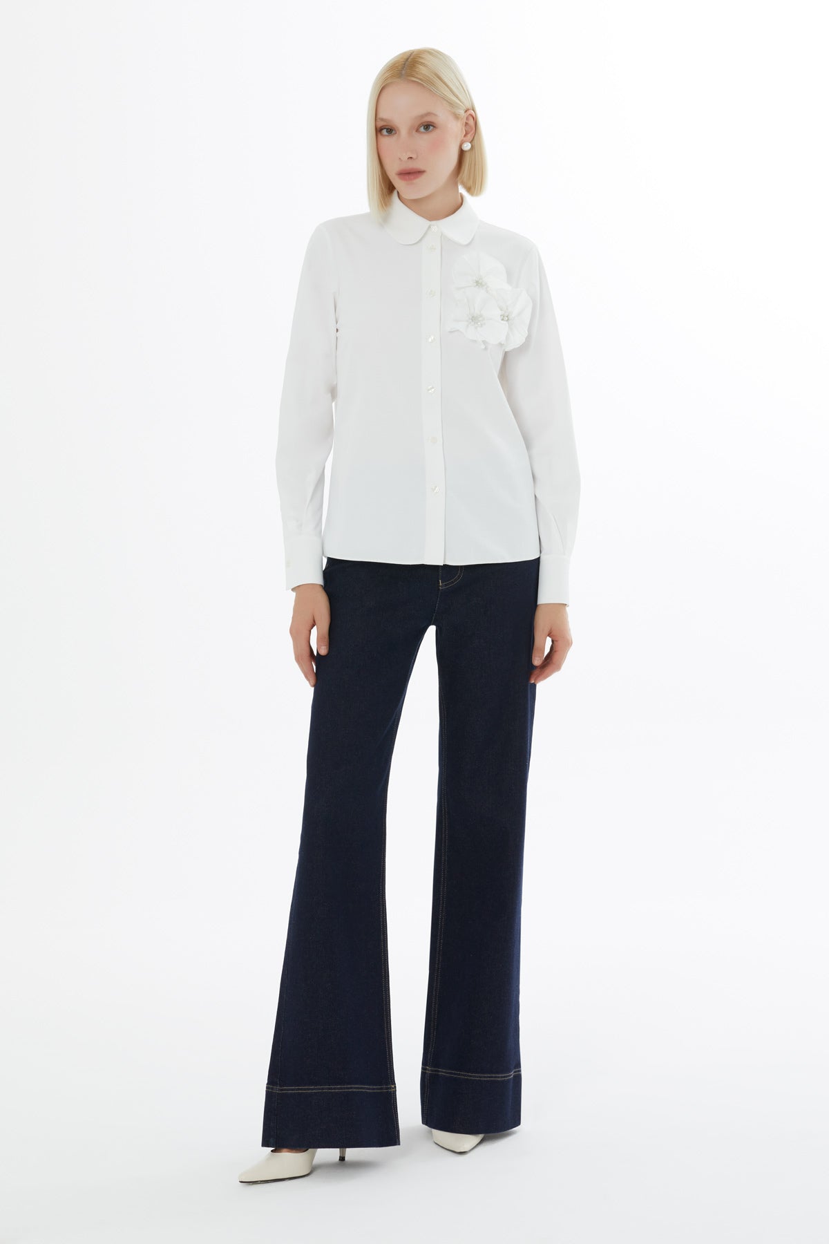 Gül Aksesuar Detaylı Düğme Kapamalı Gömlek