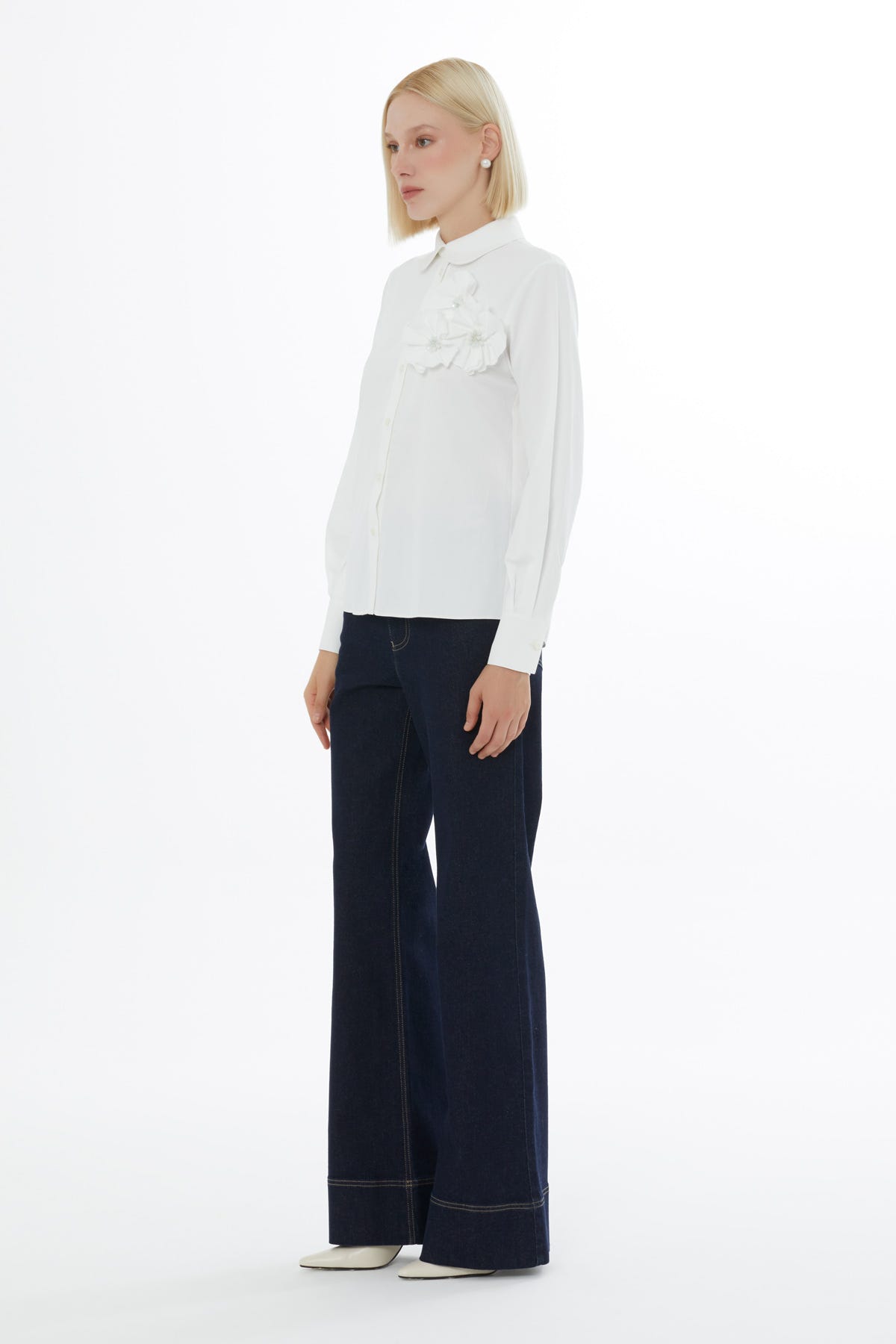 Gül Aksesuar Detaylı Düğme Kapamalı Gömlek