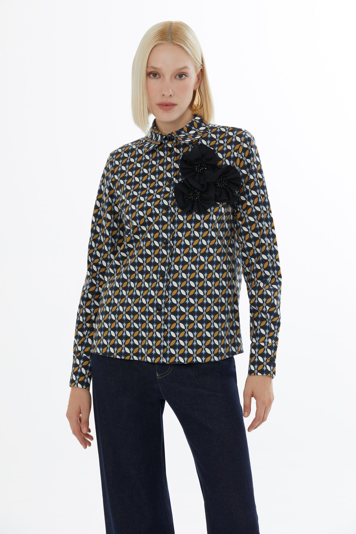 Desenli Çiçek Aksesuarlı Hakim Yaka Gömlek