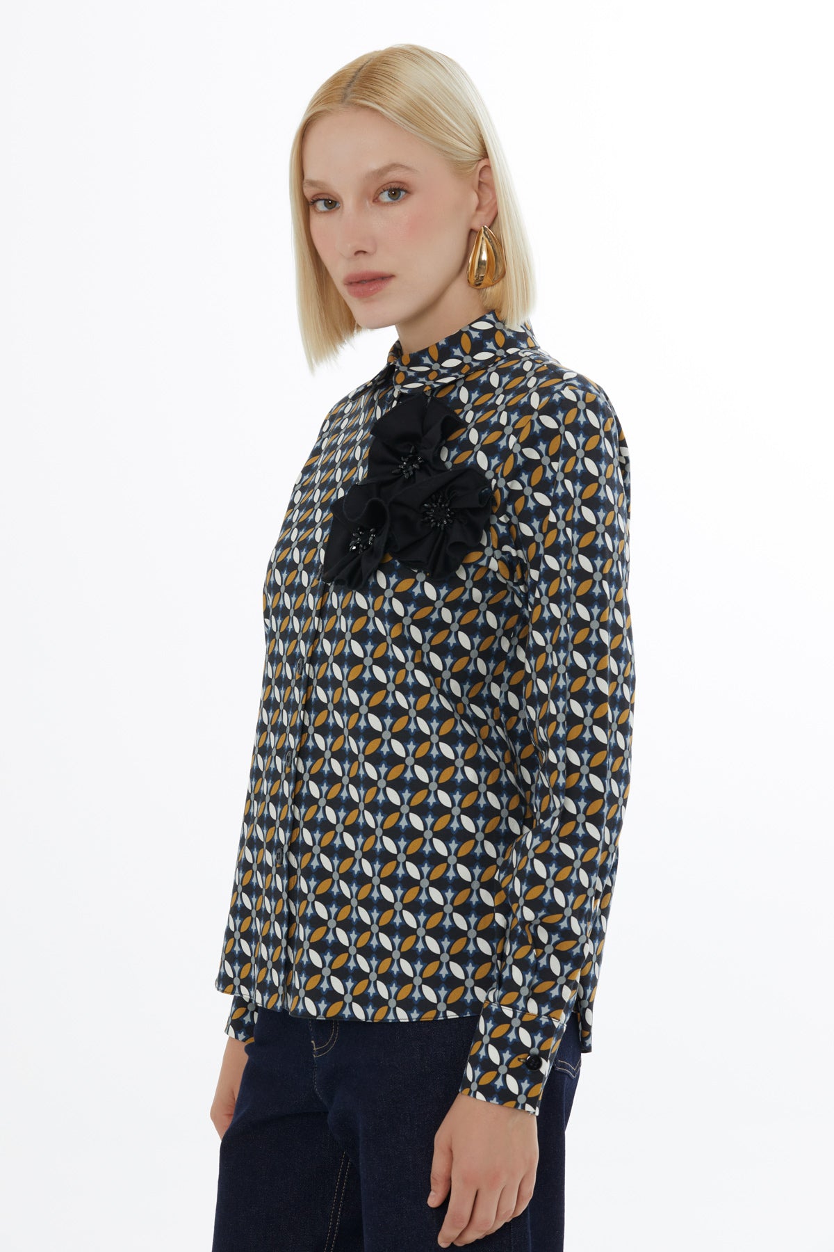 Desenli Çiçek Aksesuarlı Hakim Yaka Gömlek