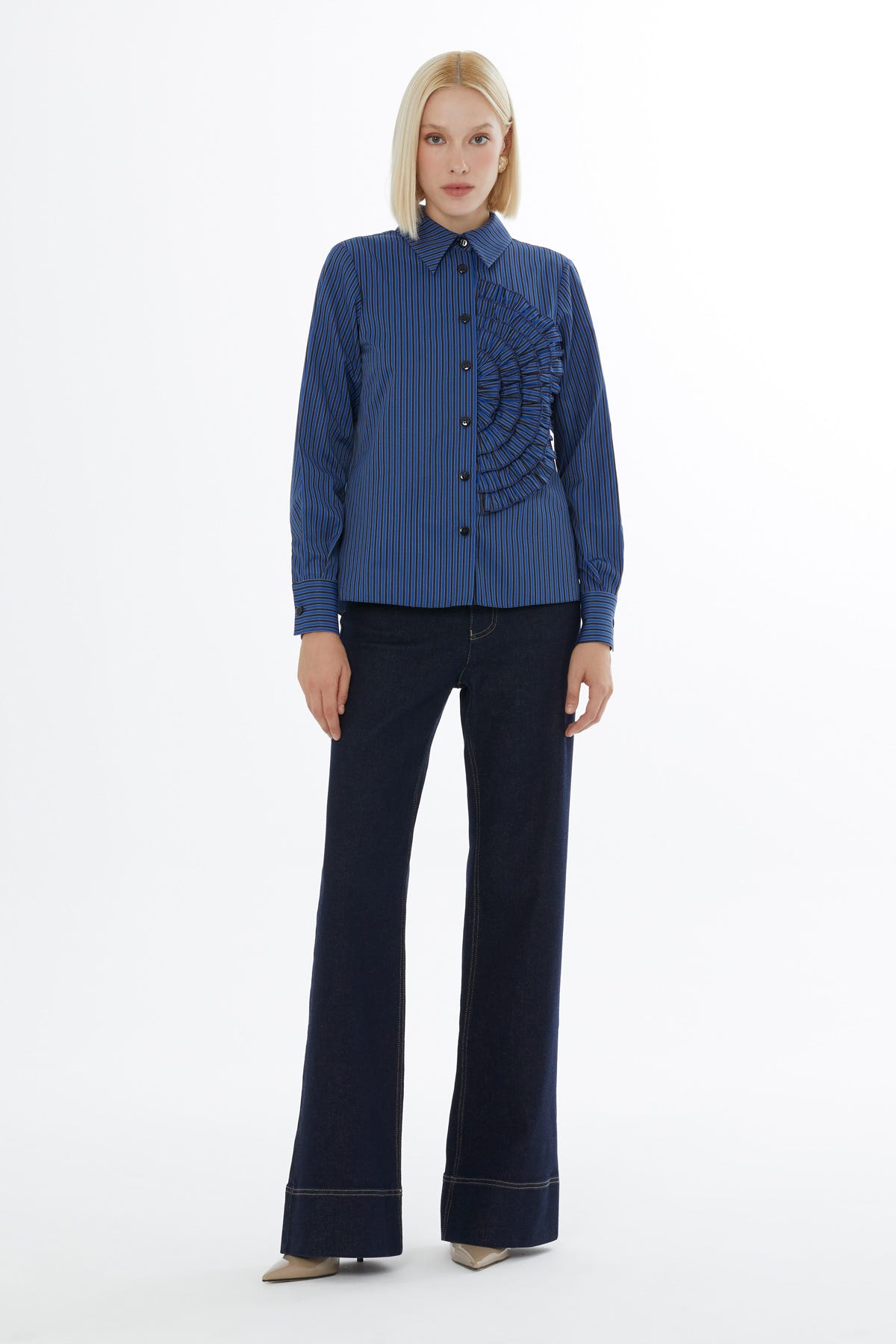 Düğme Kapamalı Yakalı Uzun Kollu Gömlek