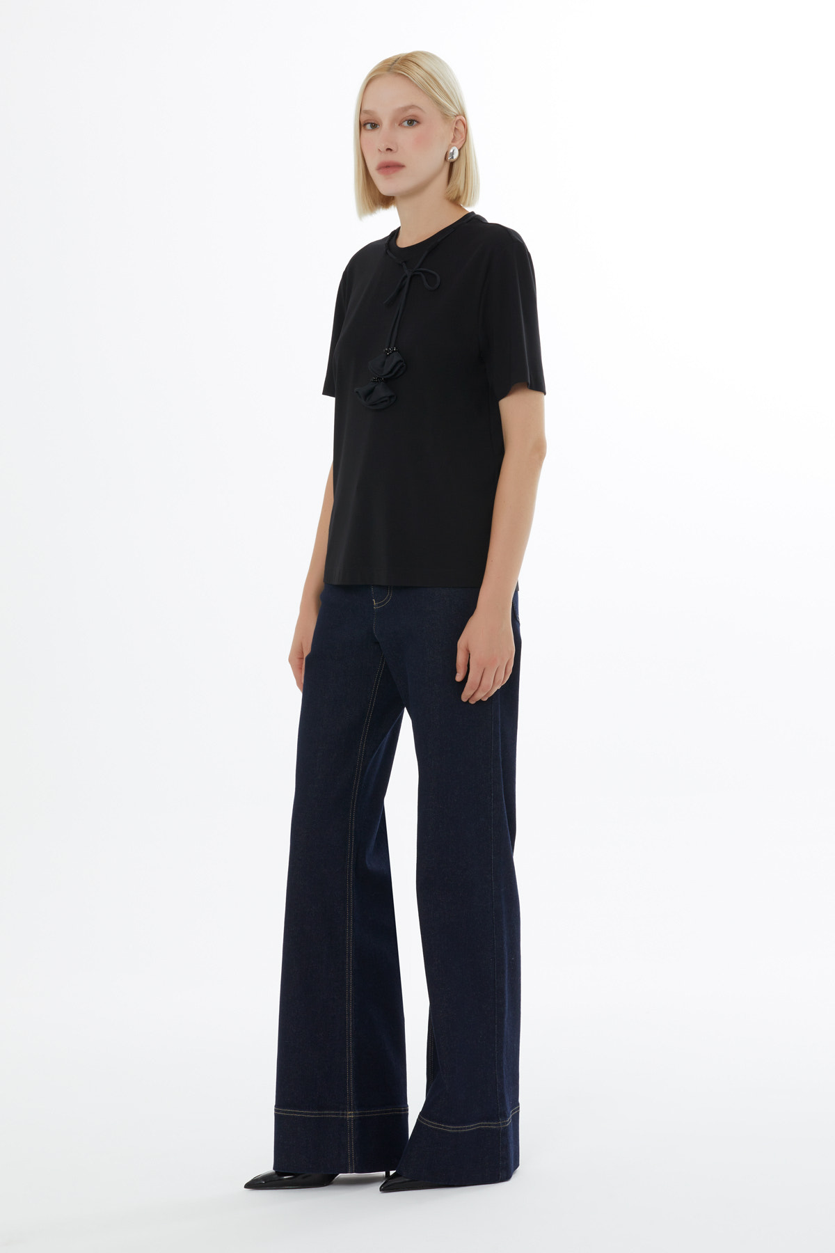 Minimalist Aksesuar Detaylı T-Shirt