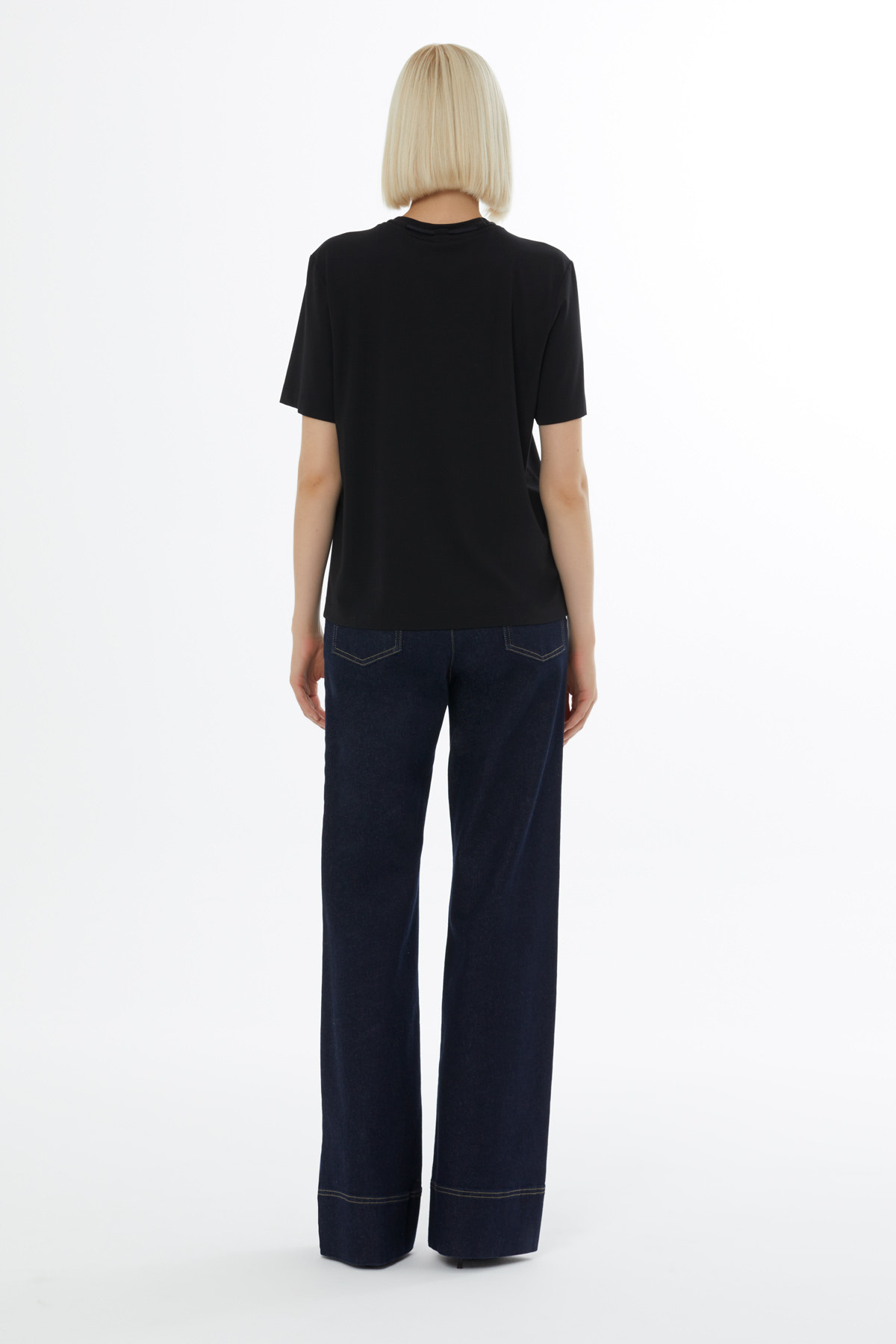 Minimalist Aksesuar Detaylı T-Shirt