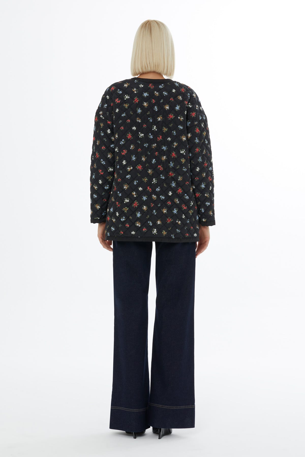 Yuvarlak Yakalı Çiçek Desenli Kapitone Mont