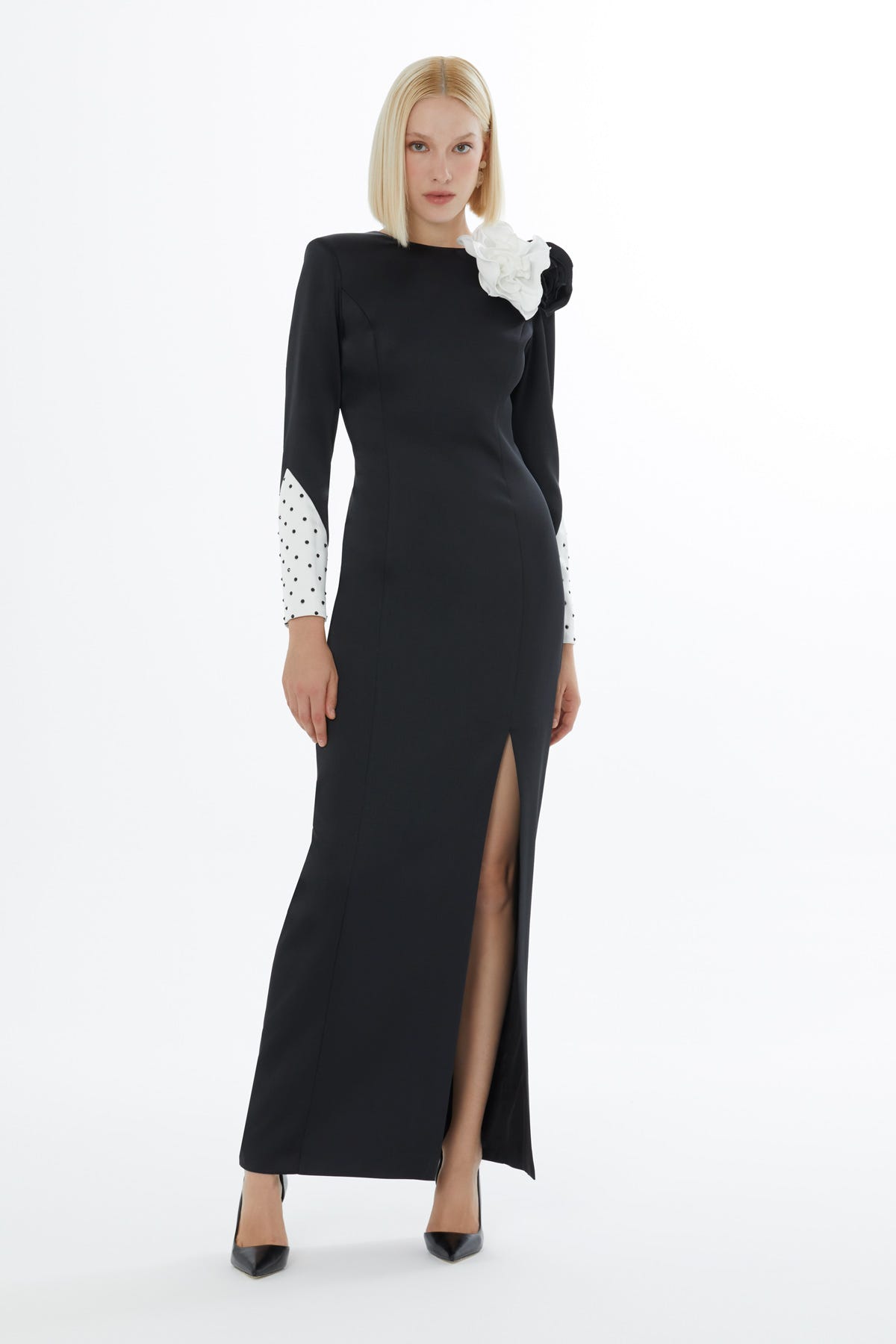 Uzun Kollu Yakada Gül Detaylı Kolları Taşlı Uzun Elbise