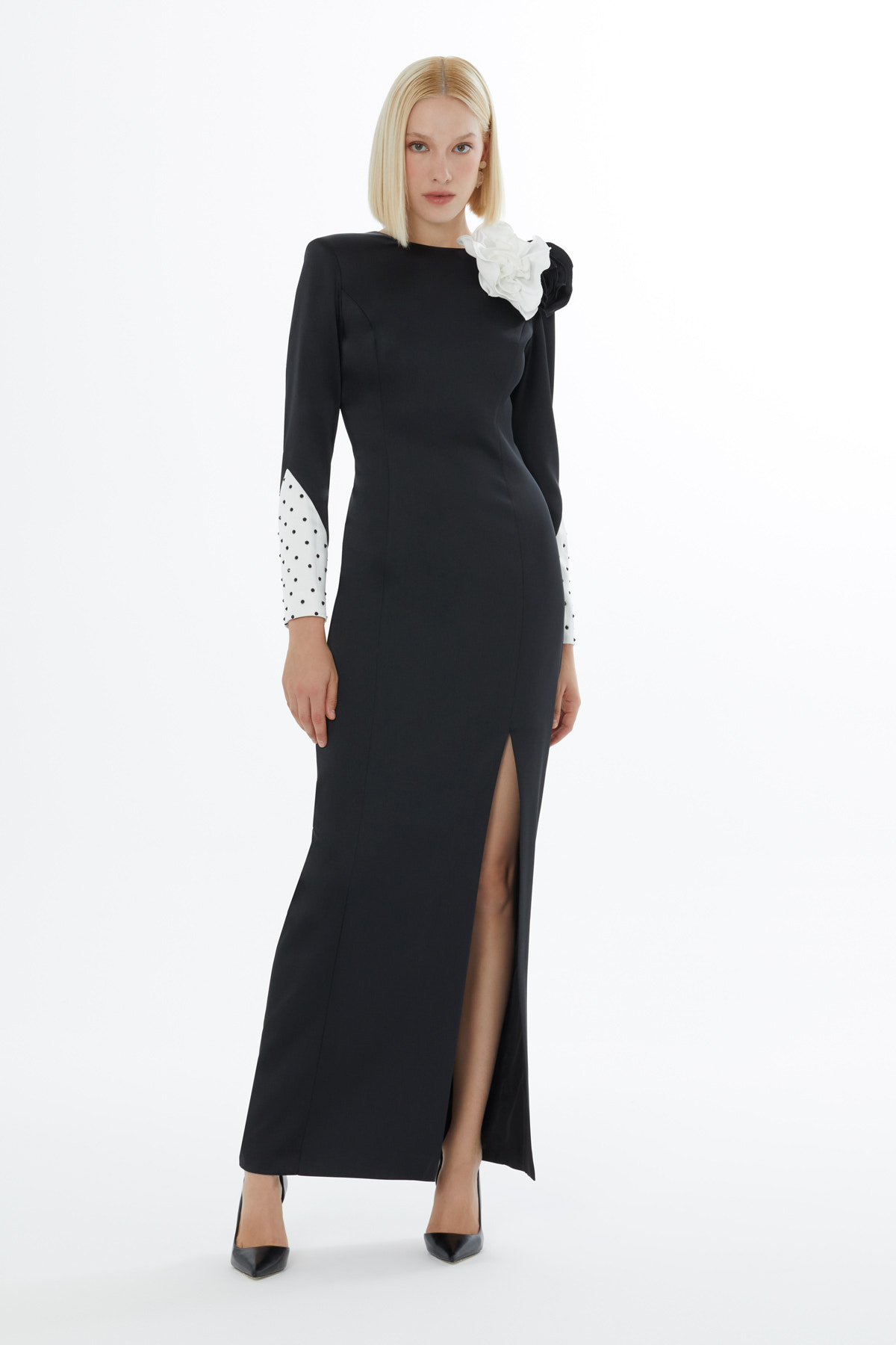 Uzun Kollu Yakada Gül Detaylı Kolları Taşlı Uzun Elbise