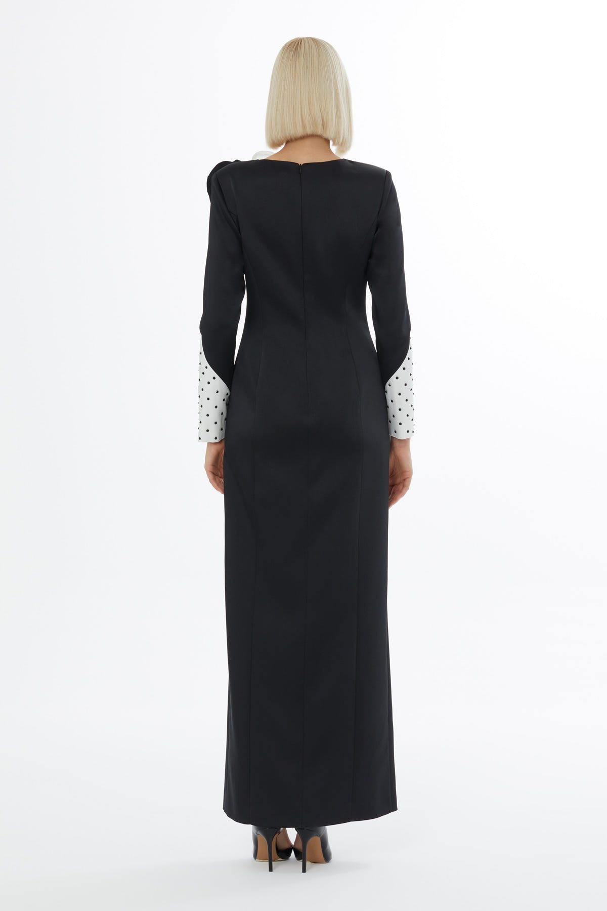 Uzun Kollu Yakada Gül Detaylı Kolları Taşlı Uzun Elbise