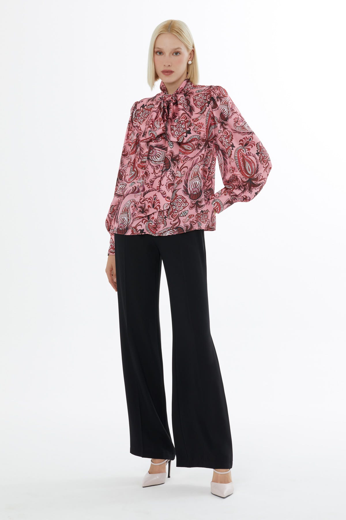 Yaka Fiyonk Bağlama Detaylı  Rahat Kesim Desenli Bluz