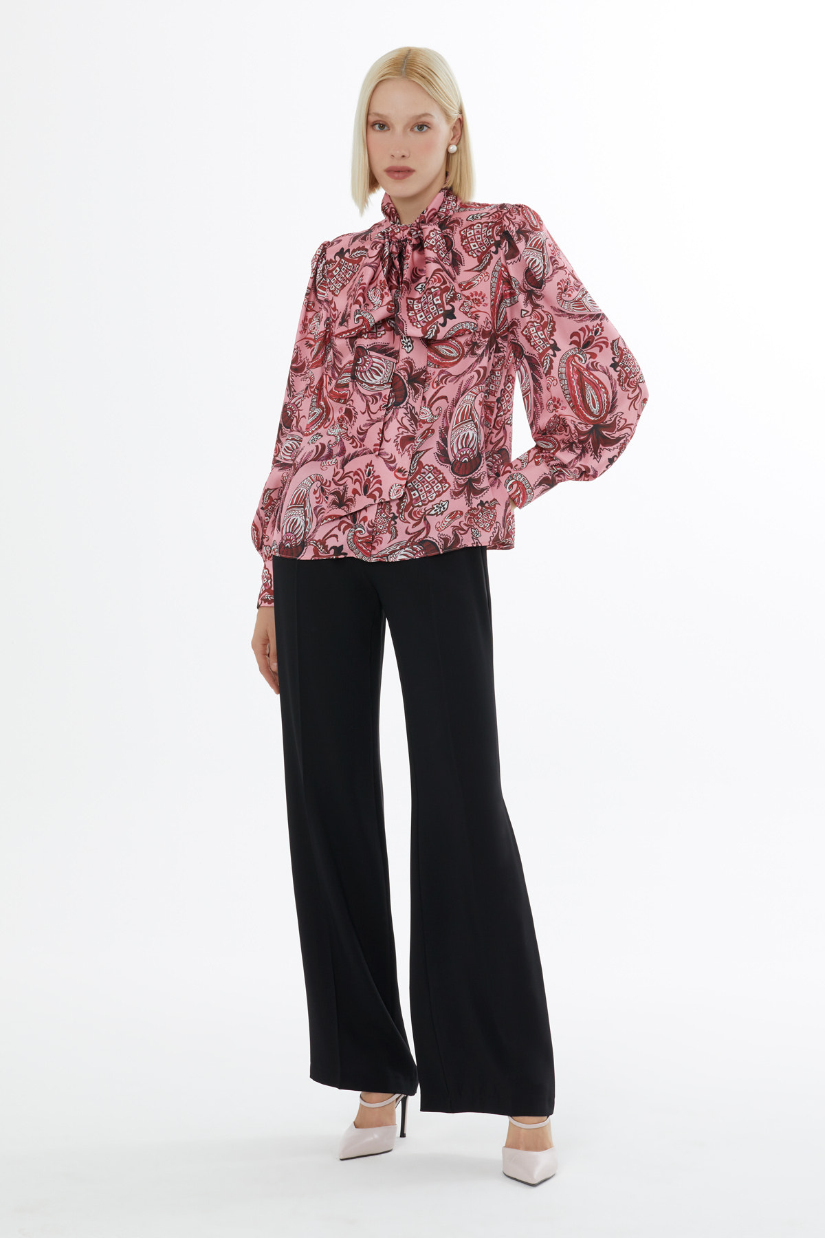 Yaka Fiyonk Bağlama Detaylı  Rahat Kesim Desenli Bluz