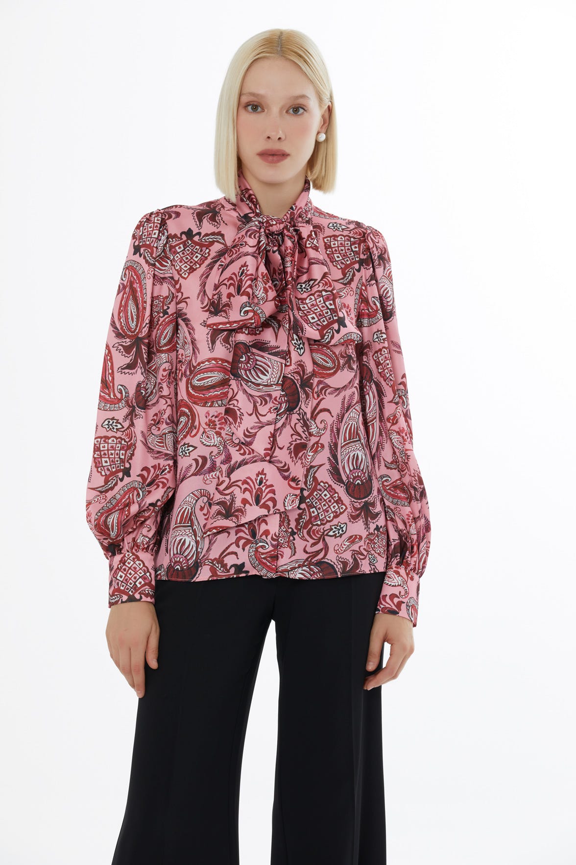 Yaka Fiyonk Bağlama Detaylı  Rahat Kesim Desenli Bluz